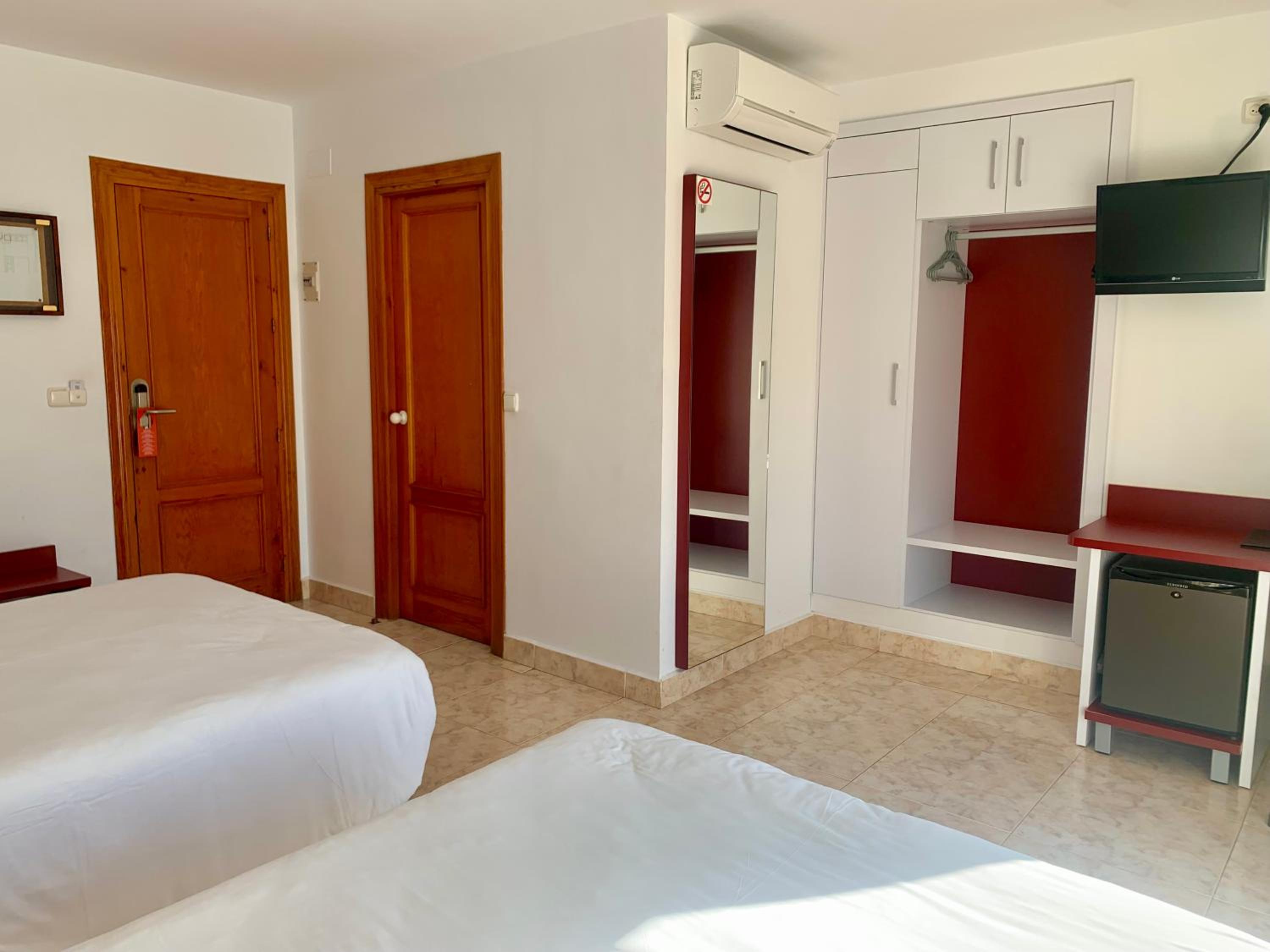Double or Twin Room with Side Sea View - Photo 12