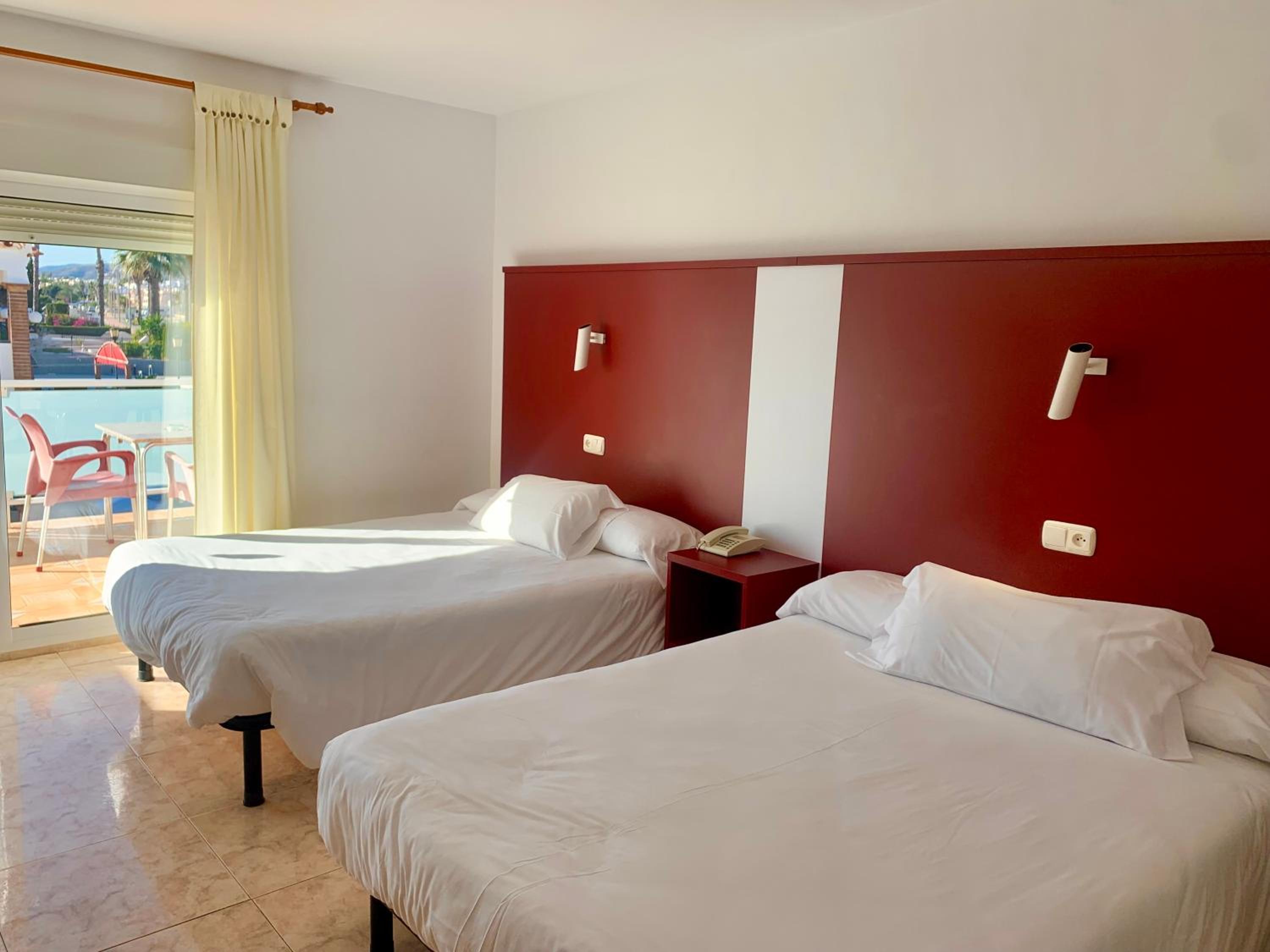 Double or Twin Room with Side Sea View - Photo 13