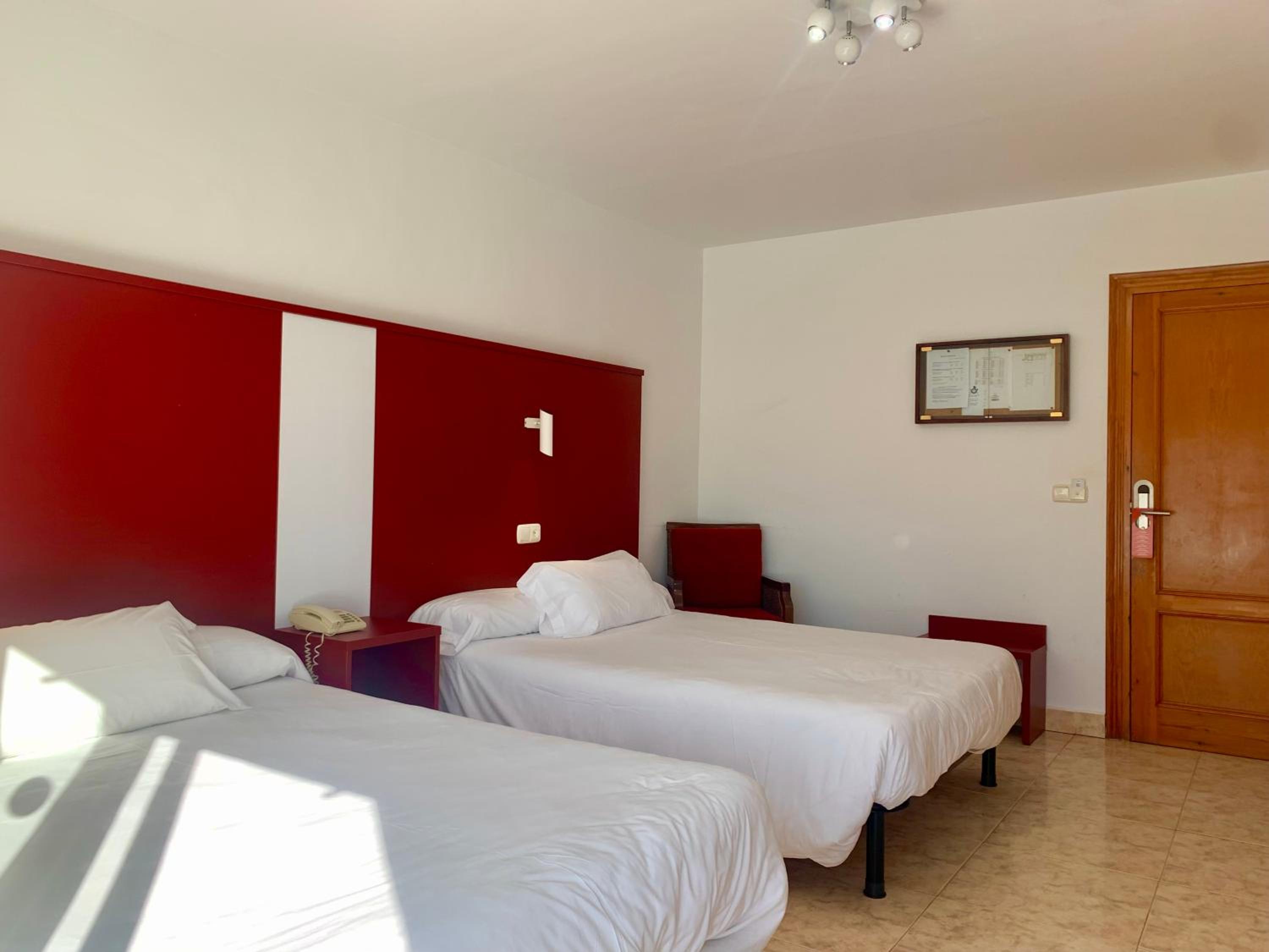 Double or Twin Room with Side Sea View - Photo 11