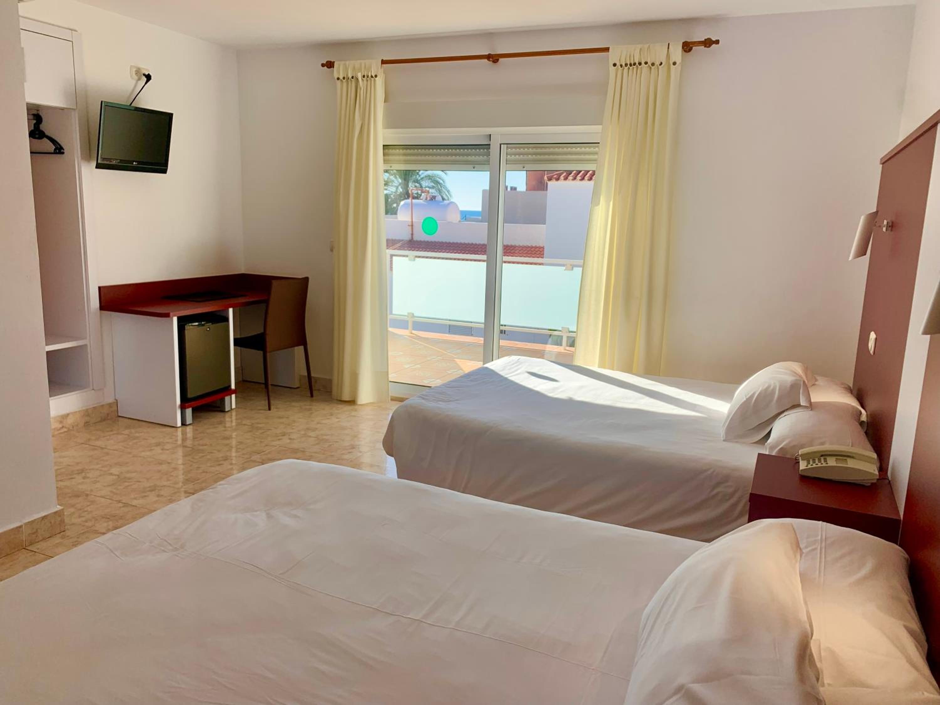 Double or Twin Room with Side Sea View - Photo 10