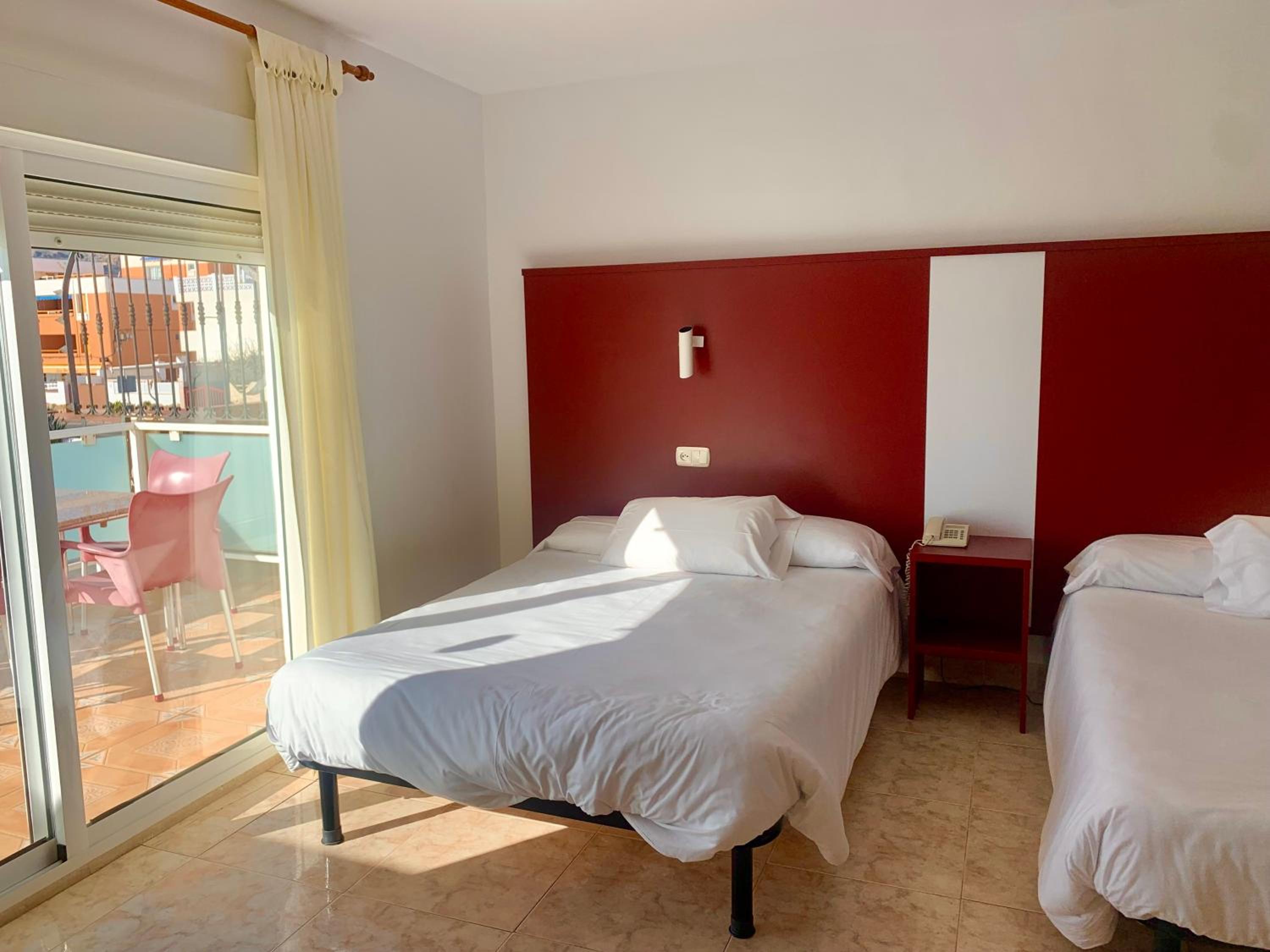 Double or Twin Room with Side Sea View - Photo 9