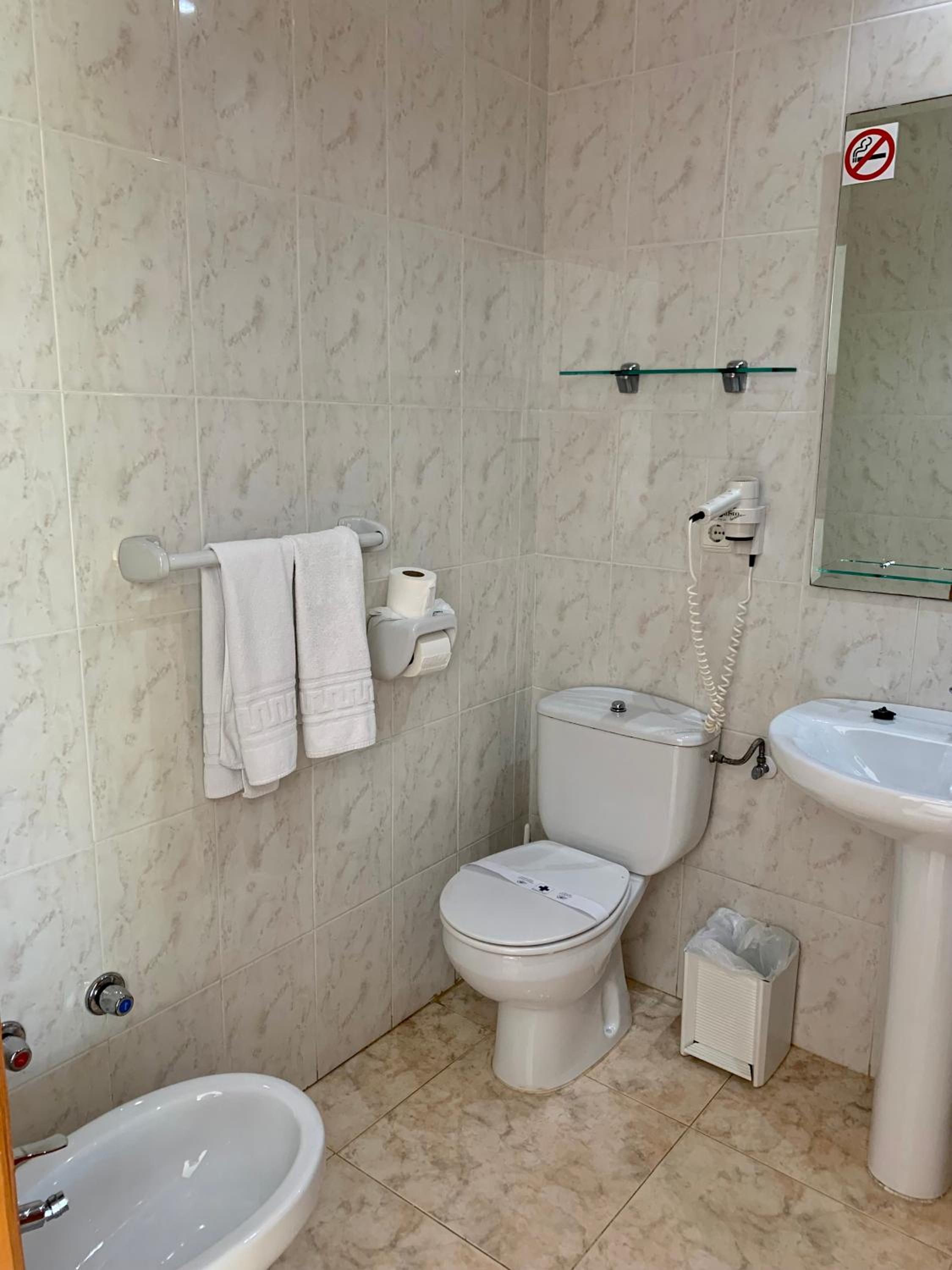 Double or Twin Room with Side Sea View - Photo 8