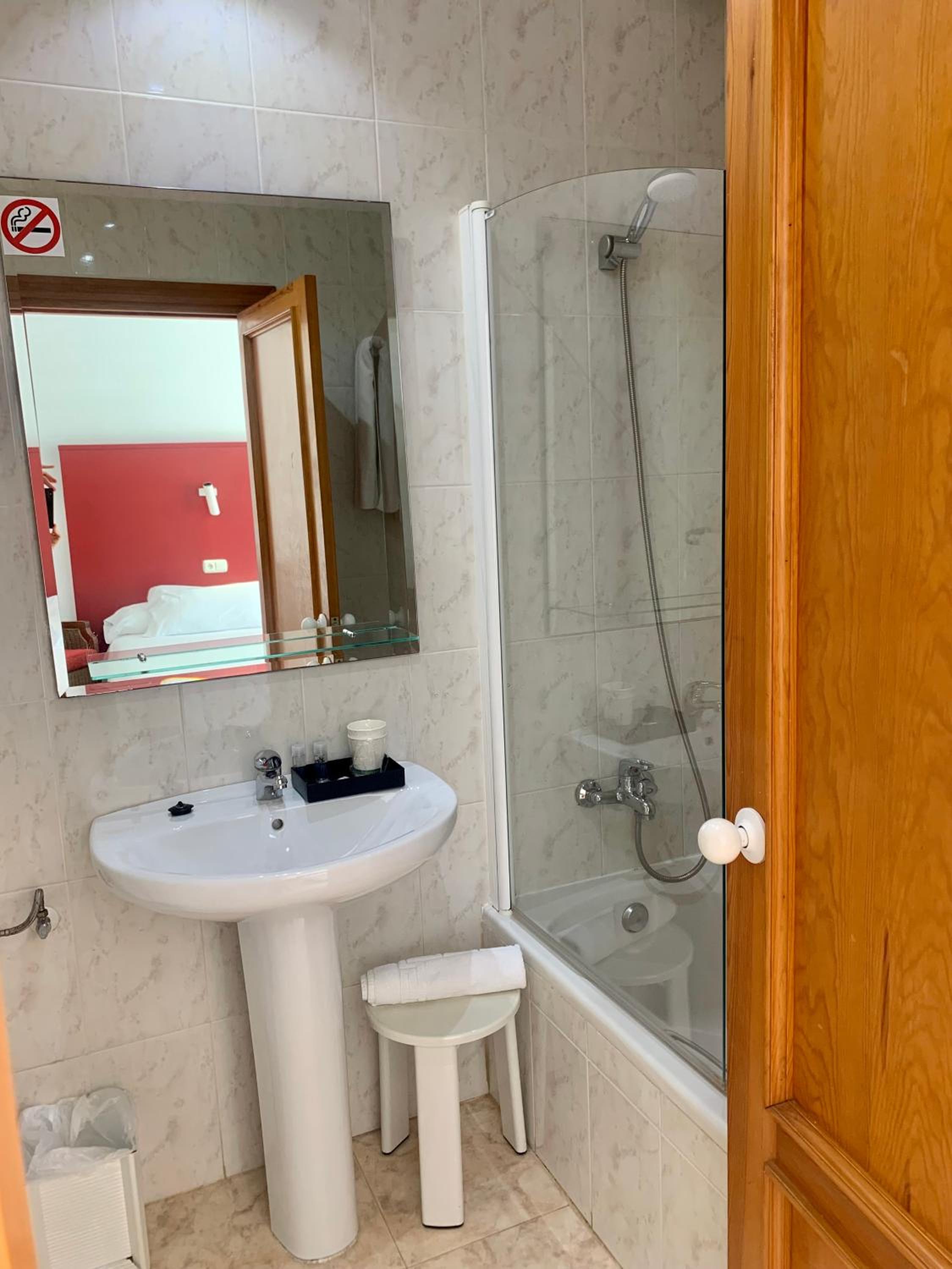 Double or Twin Room with Side Sea View - Photo 7