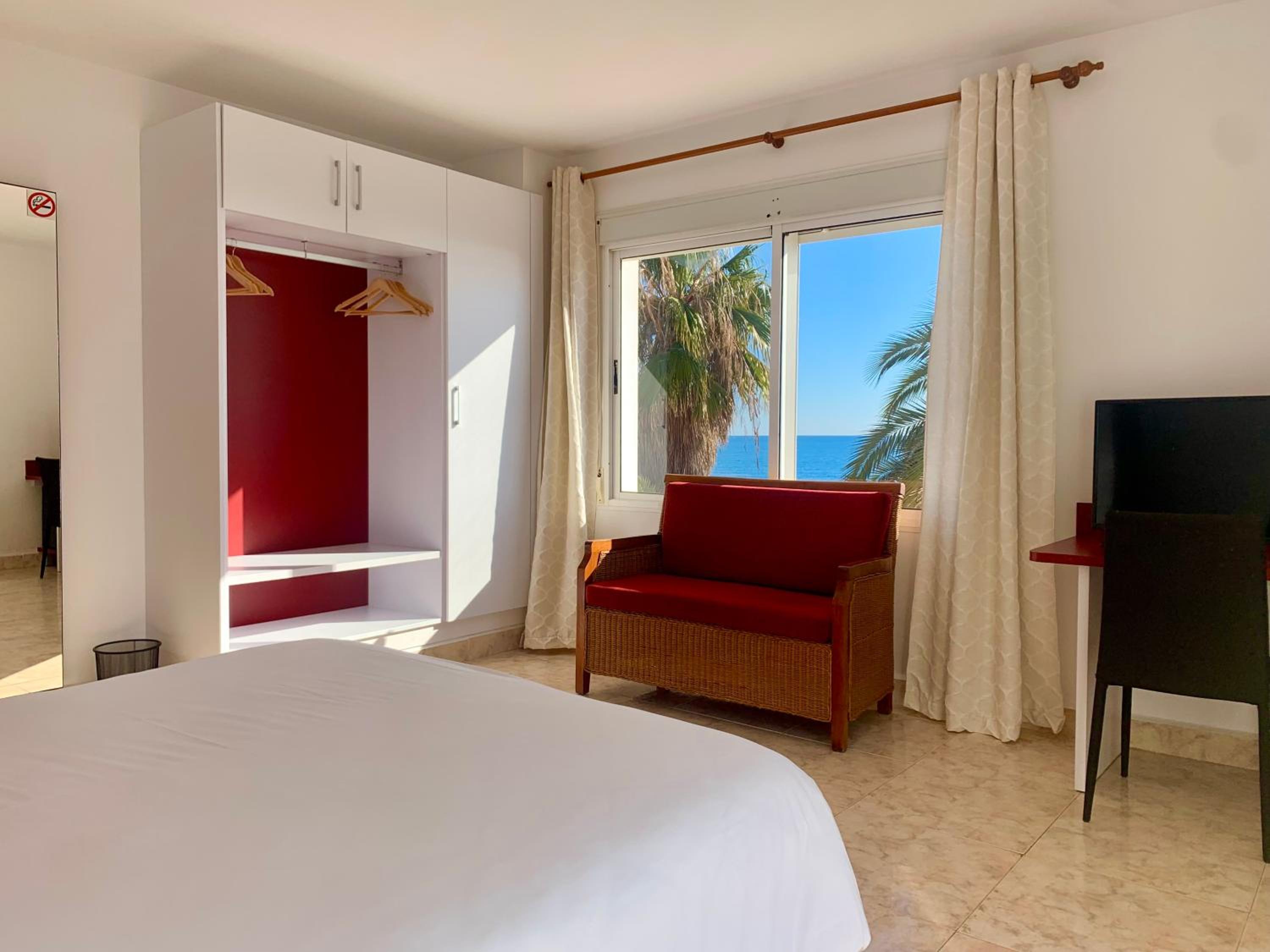 Double Room with Sea View - Photo 14