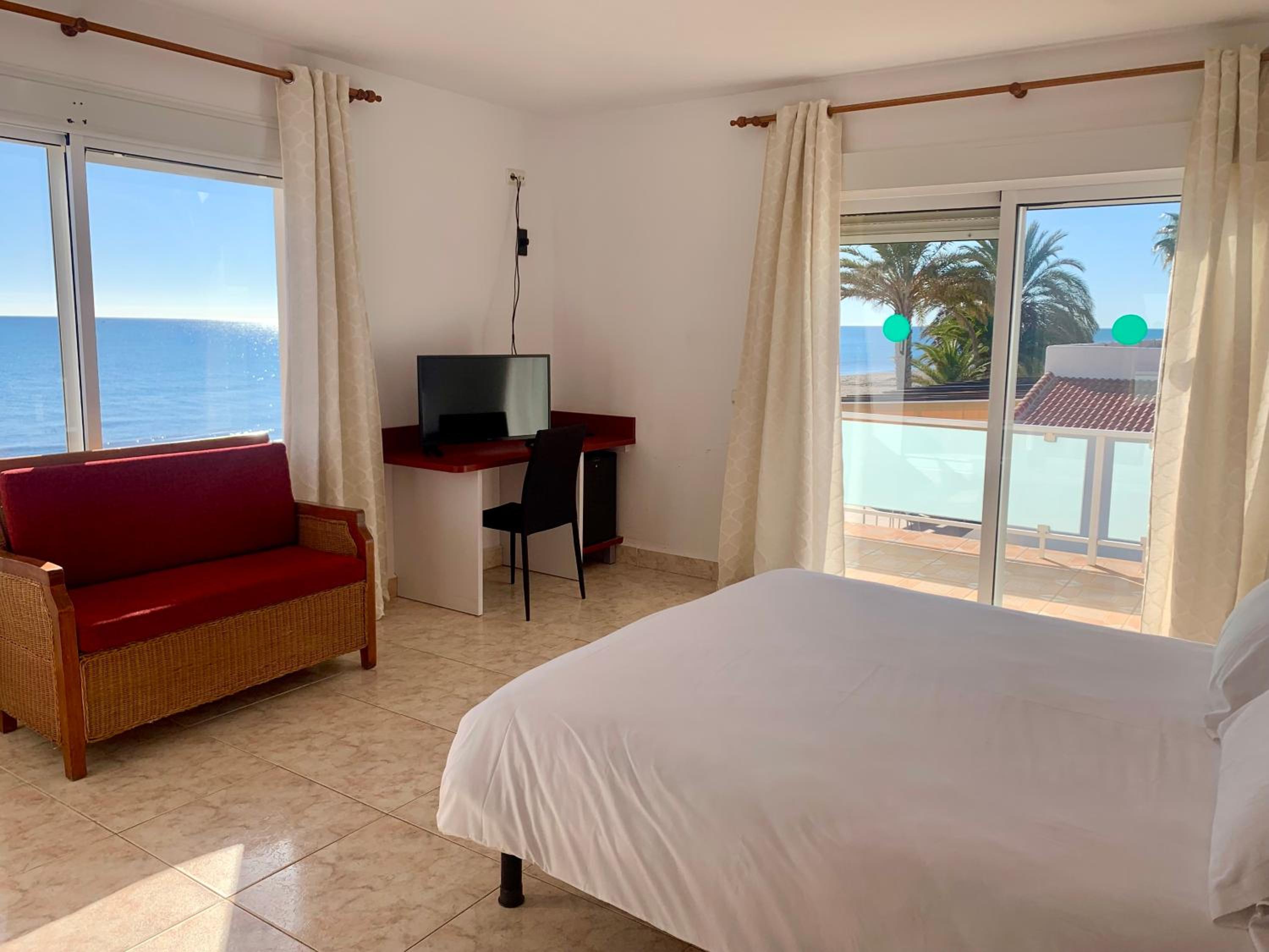 Double Room with Sea View - Photo 13