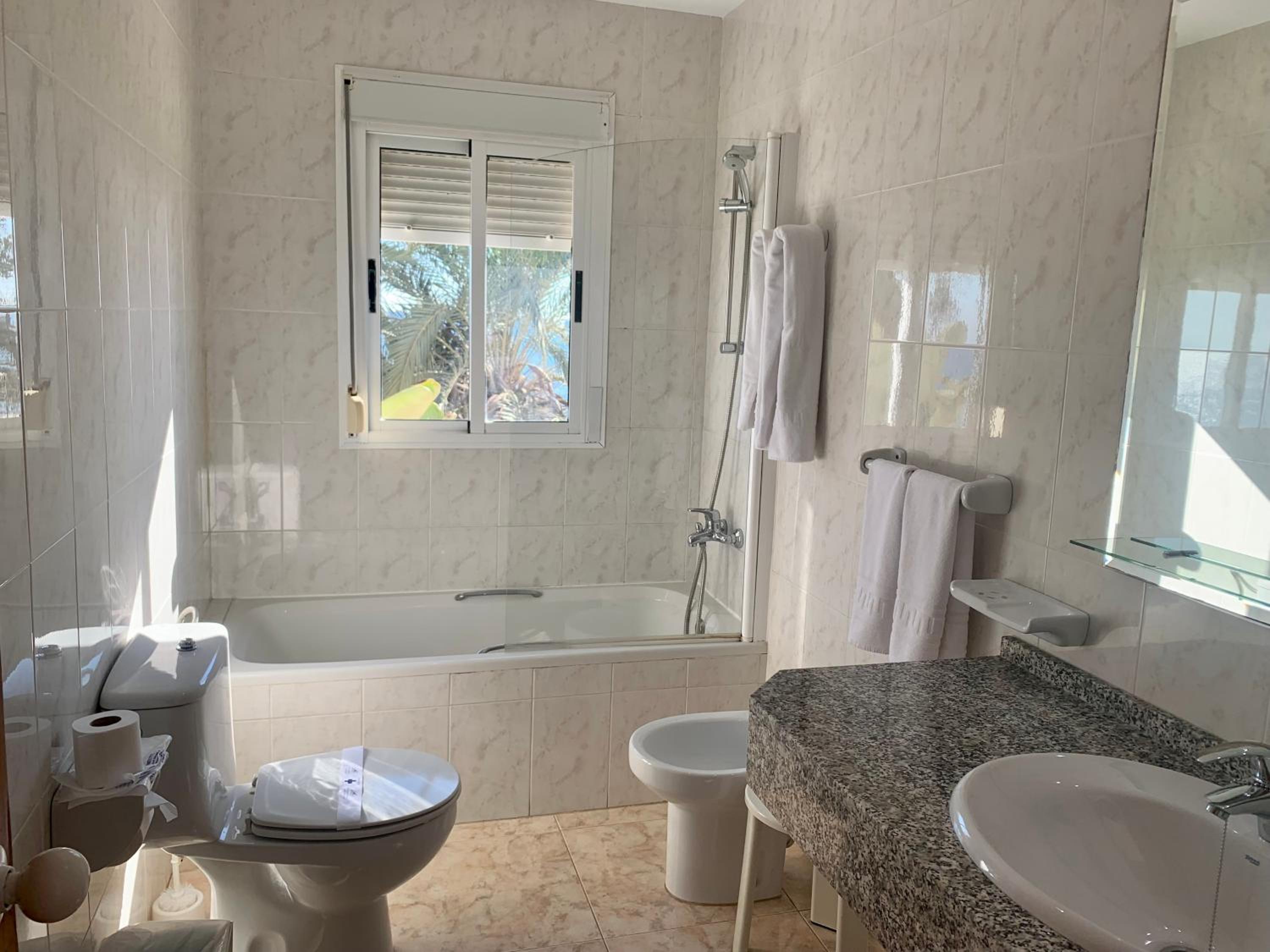 Double Room with Sea View - Photo 11