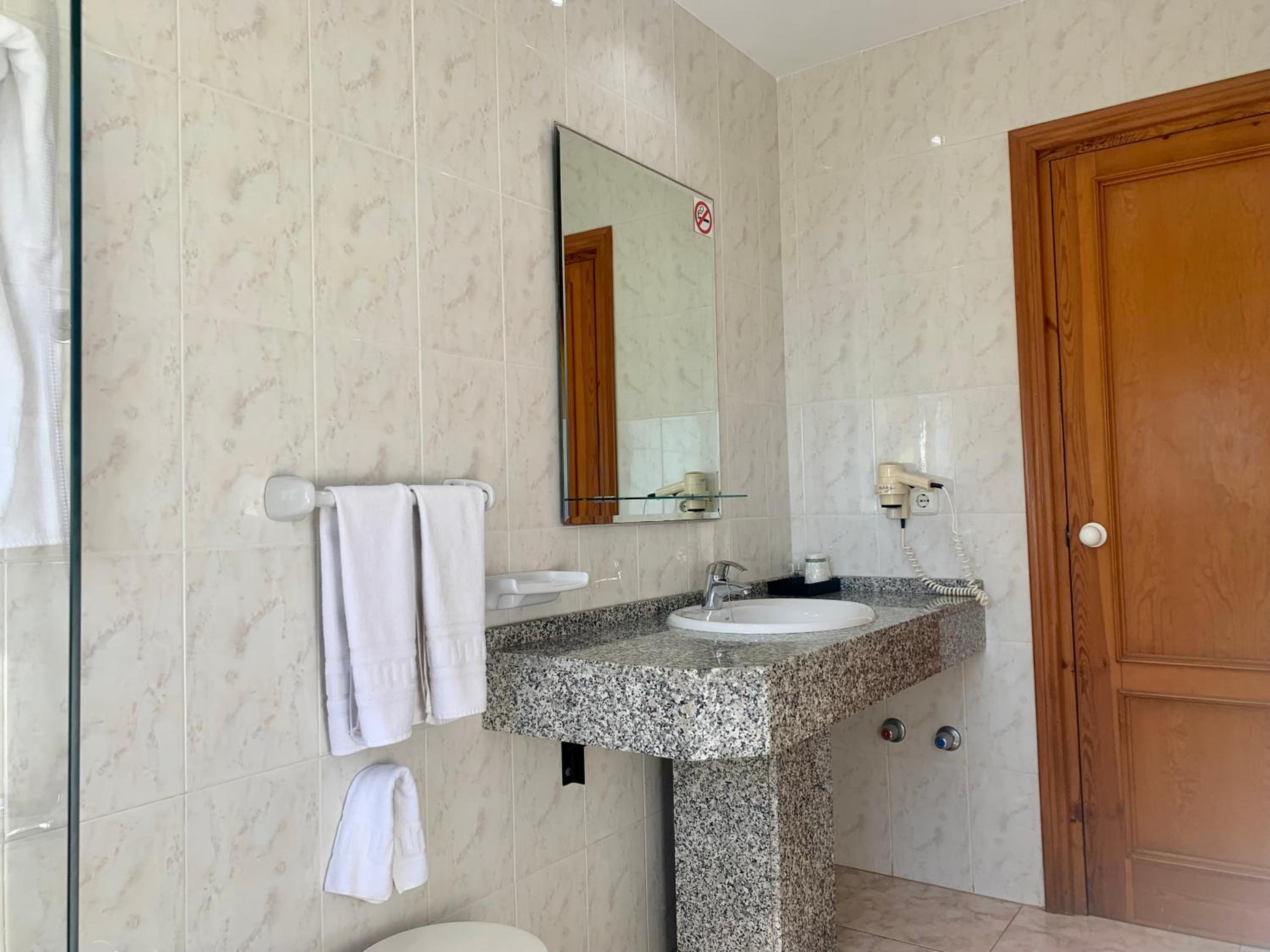 Double Room with Sea View - Photo 7