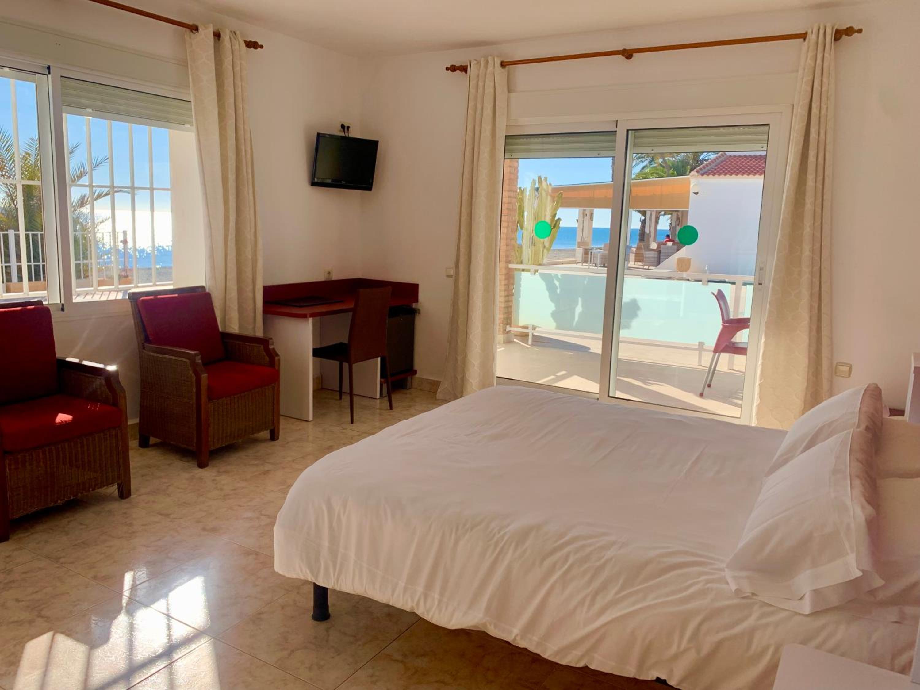 Double Room with Sea View - Photo 4