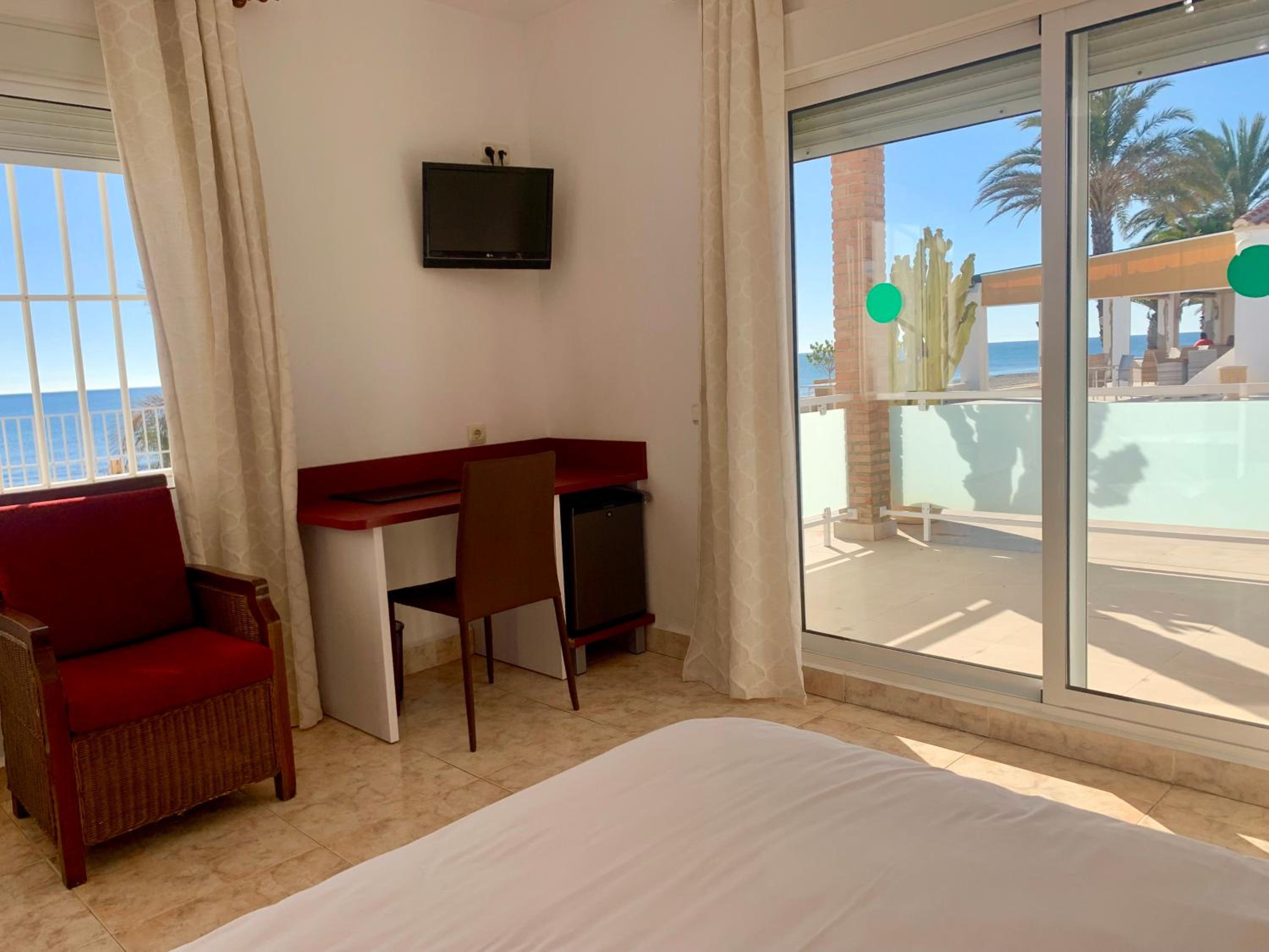 Double Room with Sea View - Photo 23