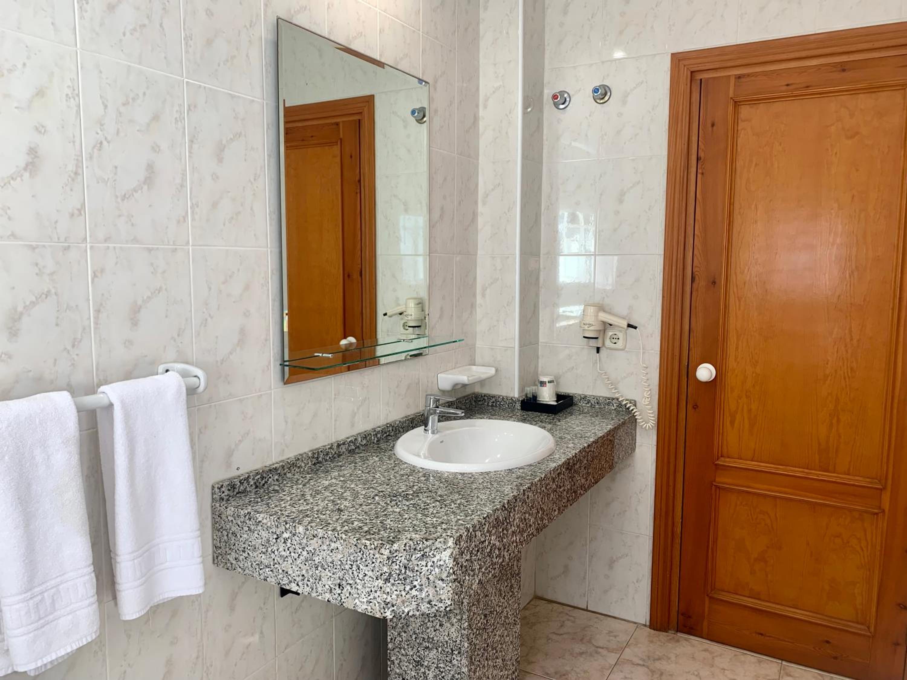 Double Room with Sea View - Photo 2