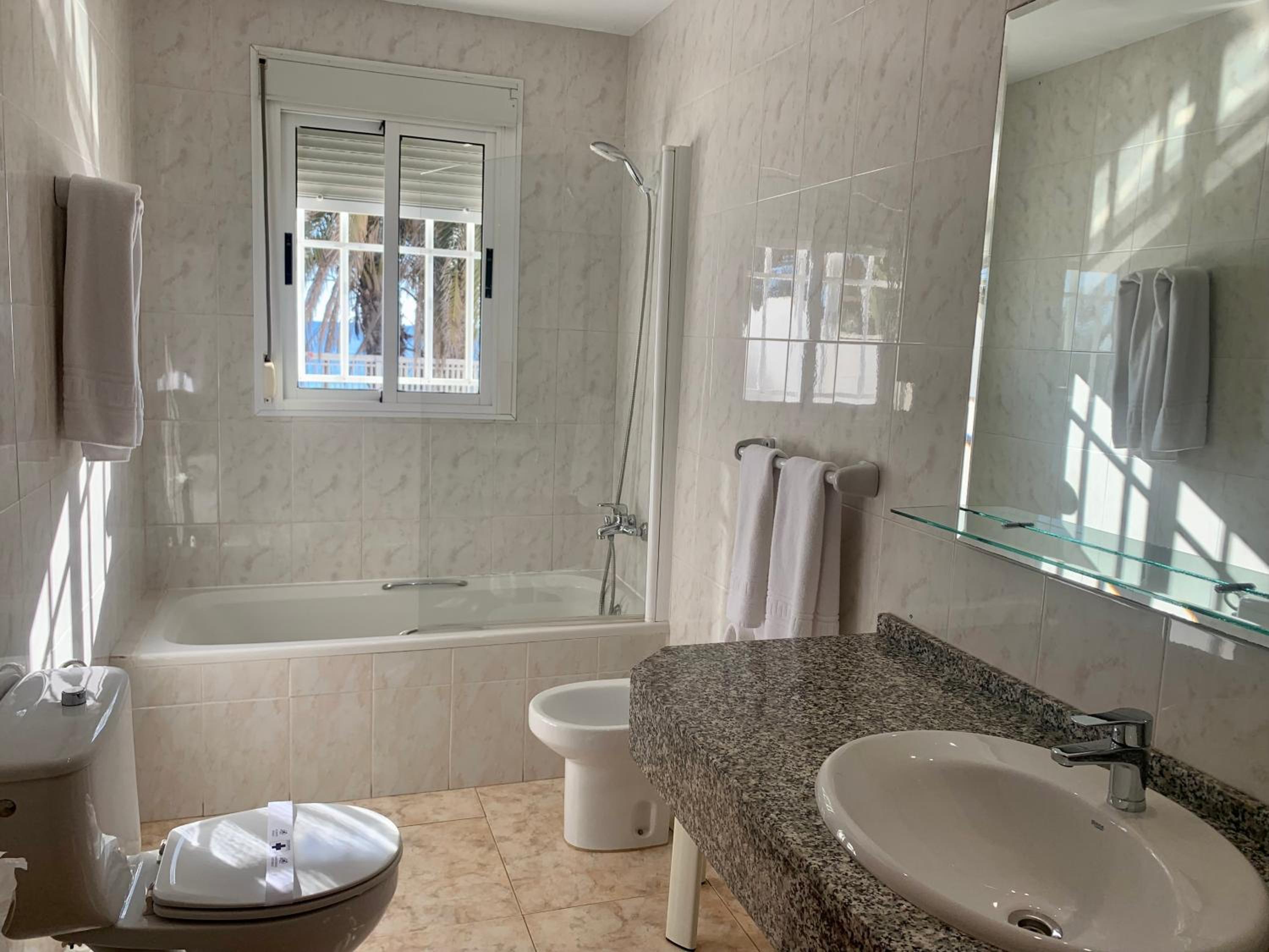 Double Room with Sea View - Photo 22