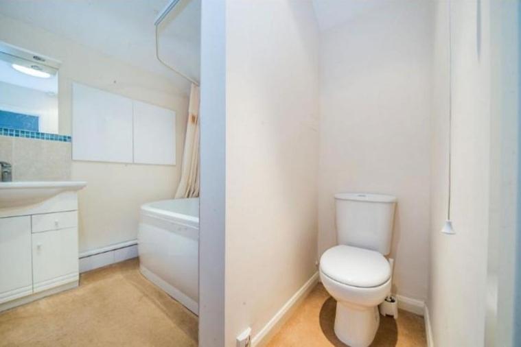 Four-Bedroom House photo 3