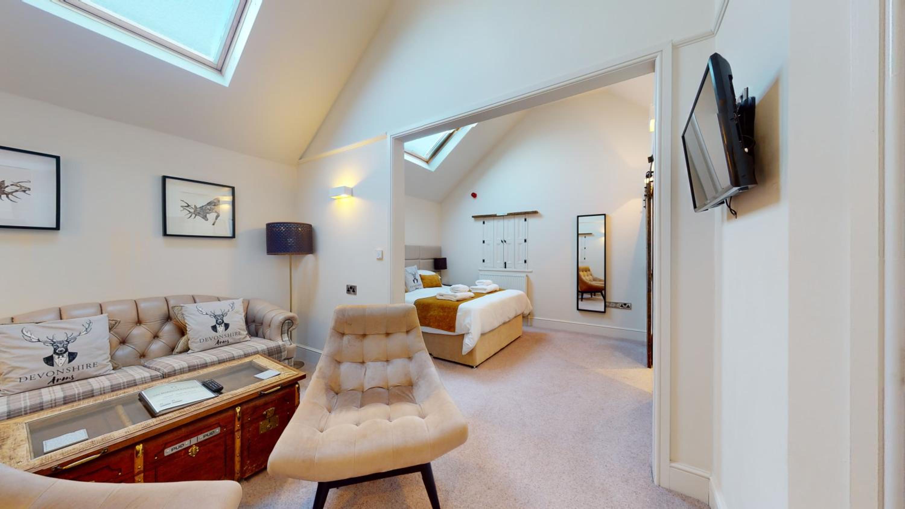 Deluxe King Suite - Photo 10