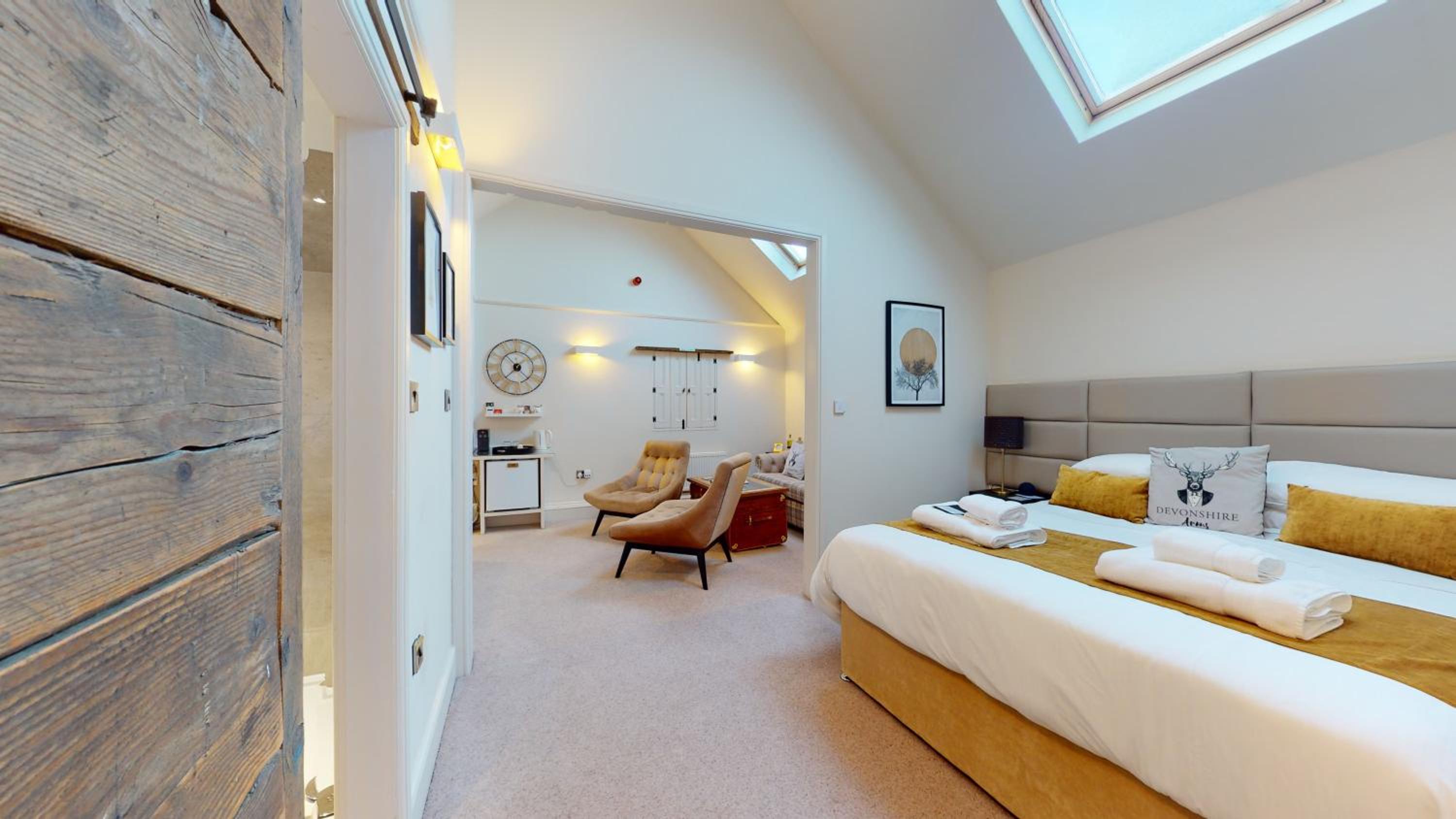 Deluxe King Suite - Photo 7