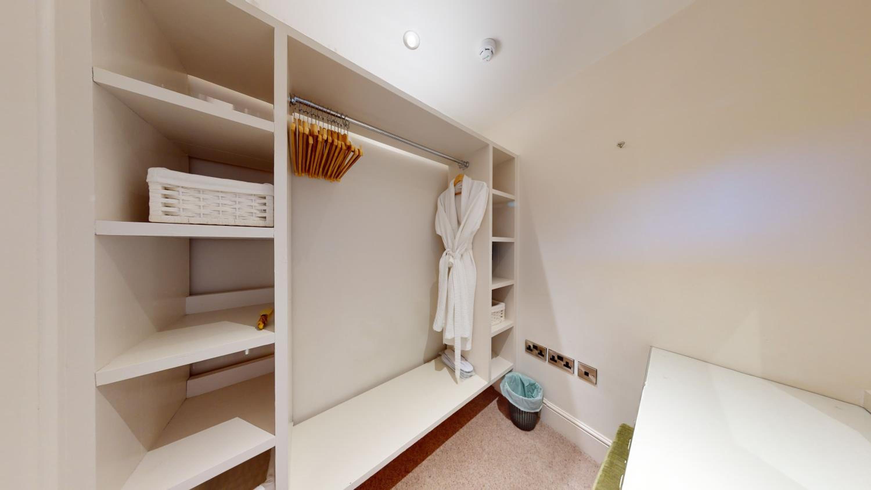 Deluxe King Suite - Photo 2
