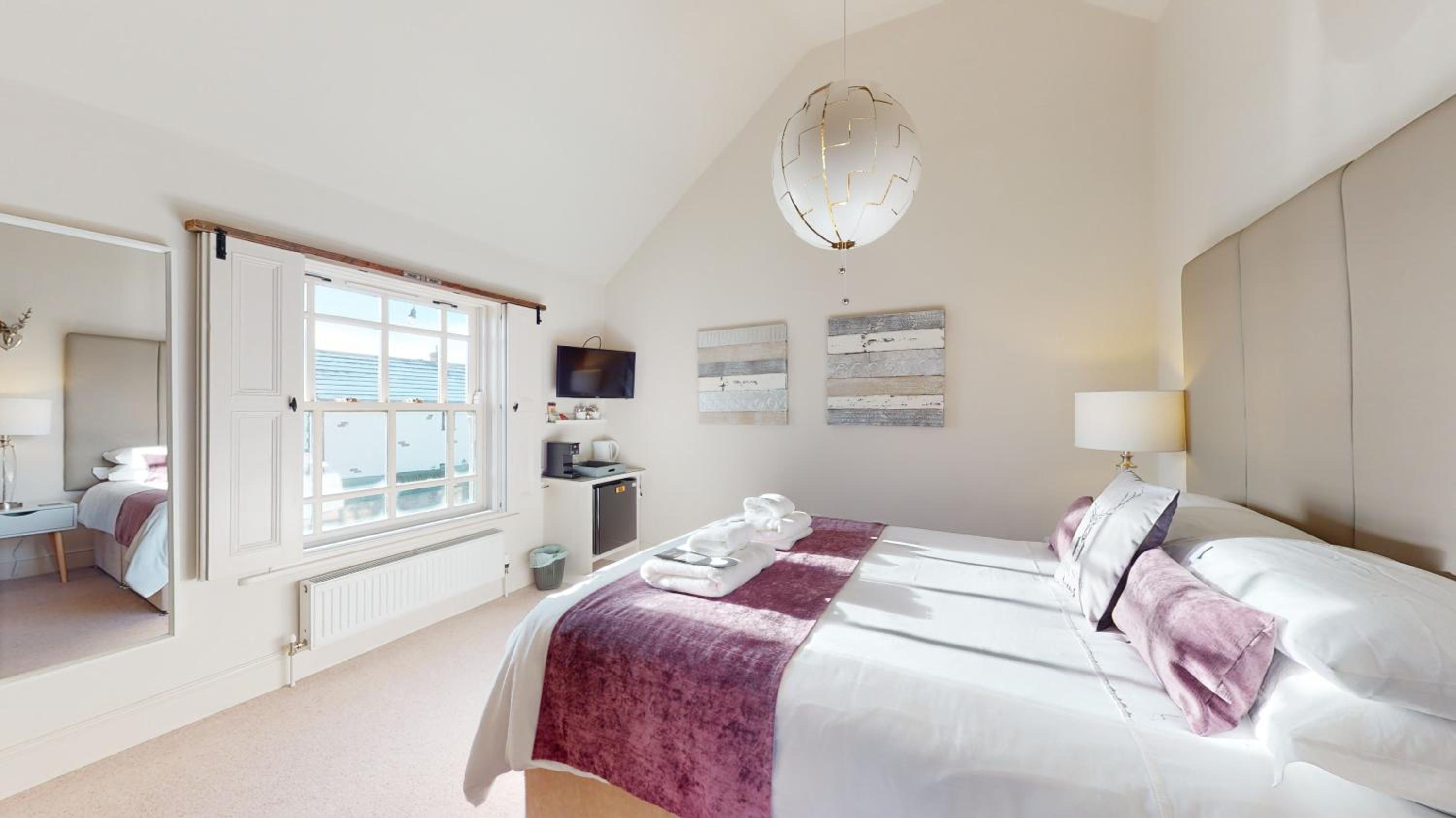 Deluxe King Room - Photo 1