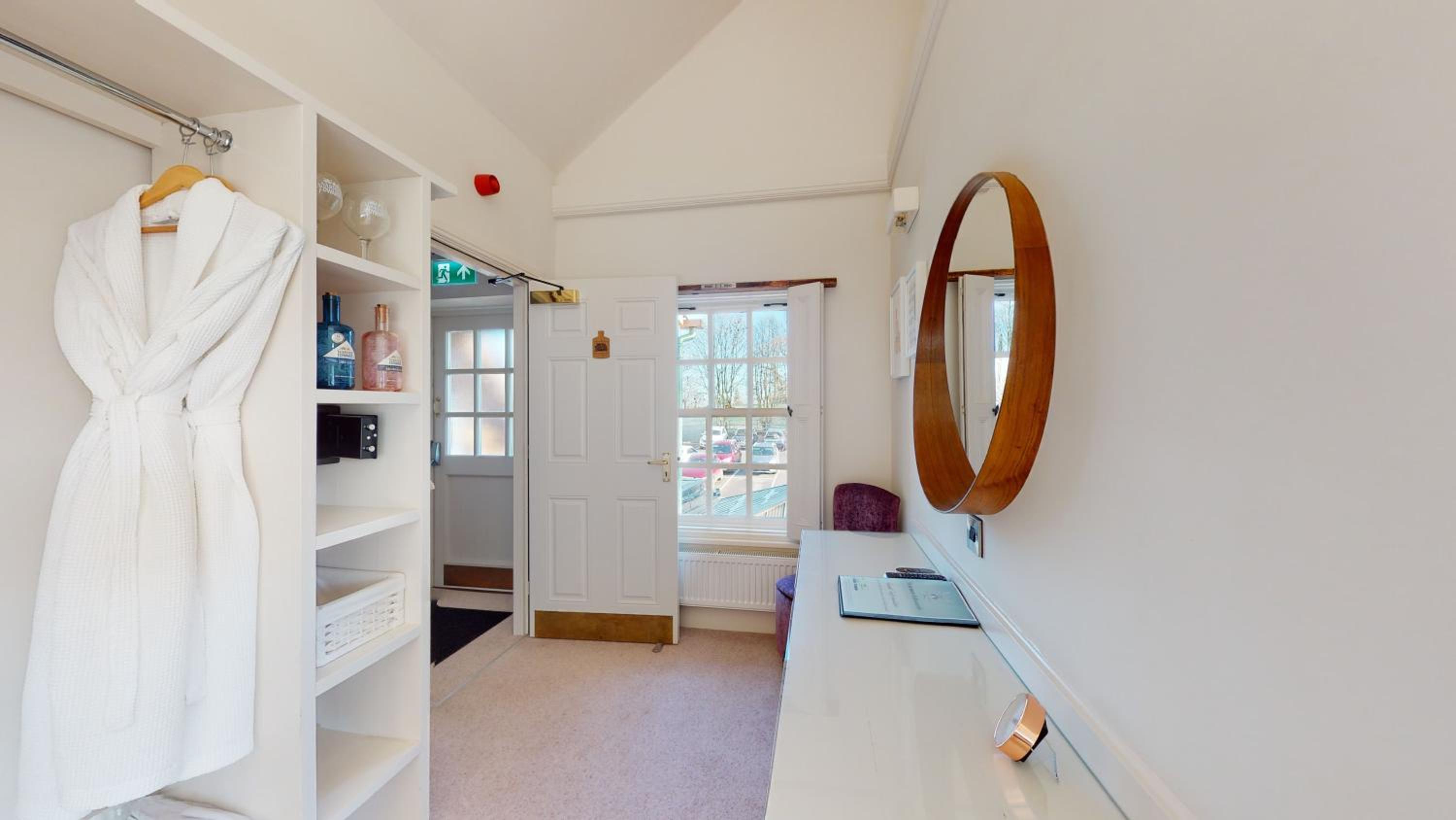 Deluxe King Room - Photo 7