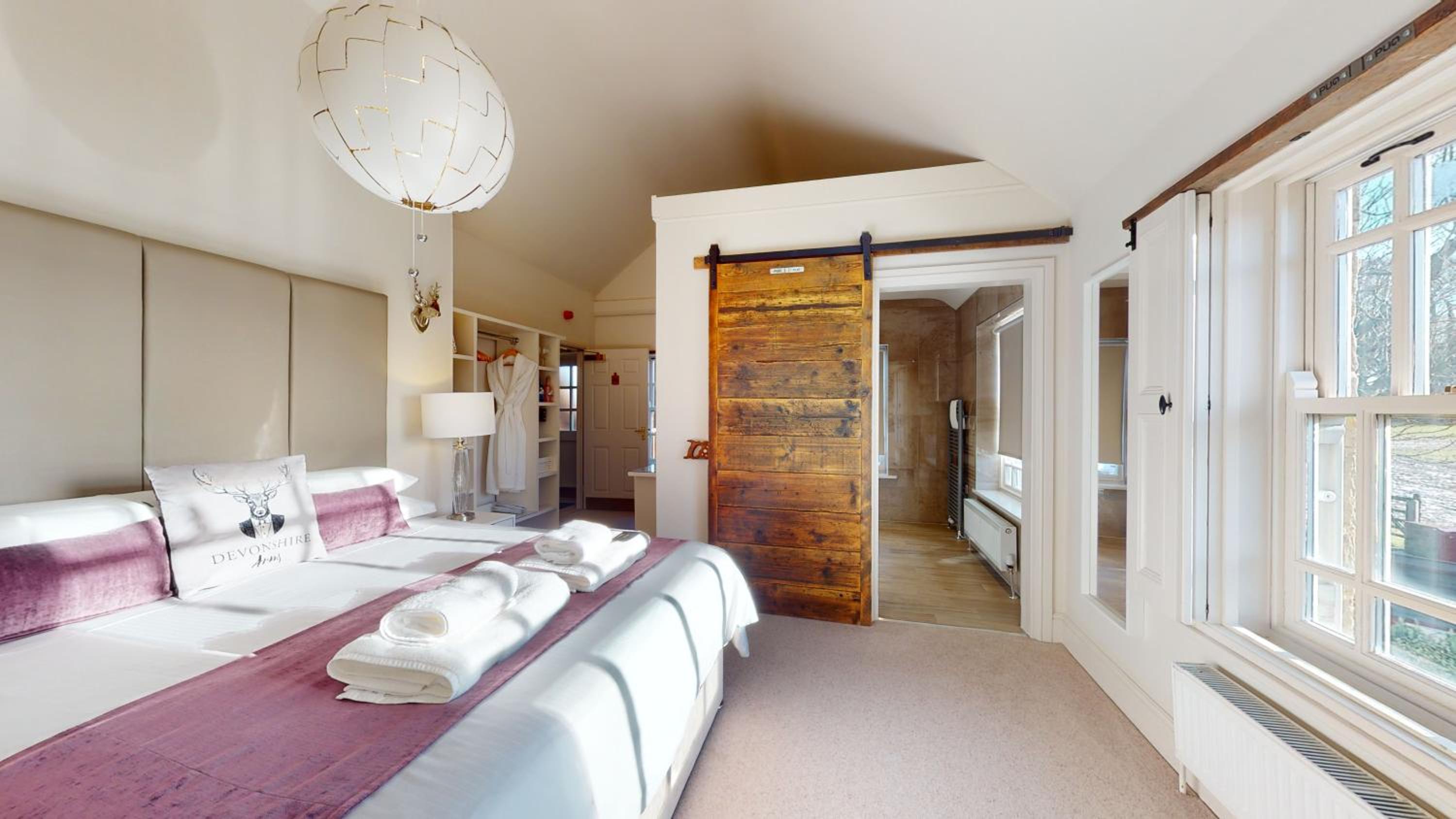 Deluxe King Room - Photo 2