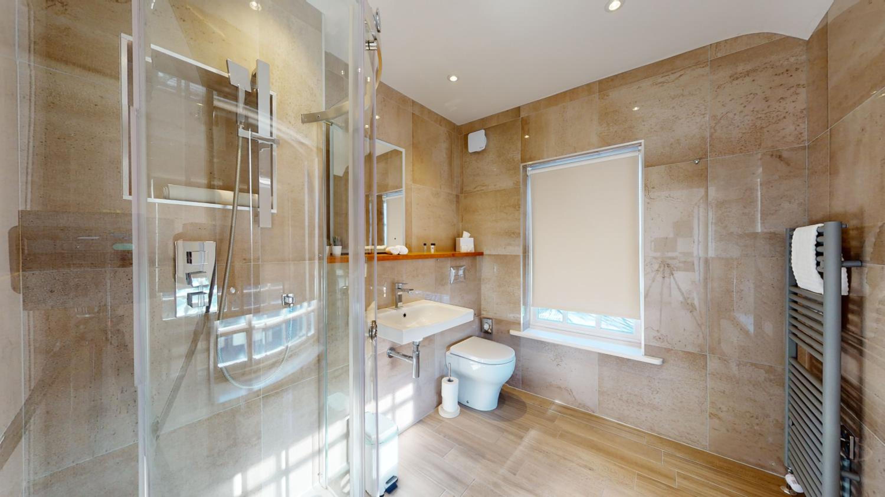 Deluxe King Room - Photo 9