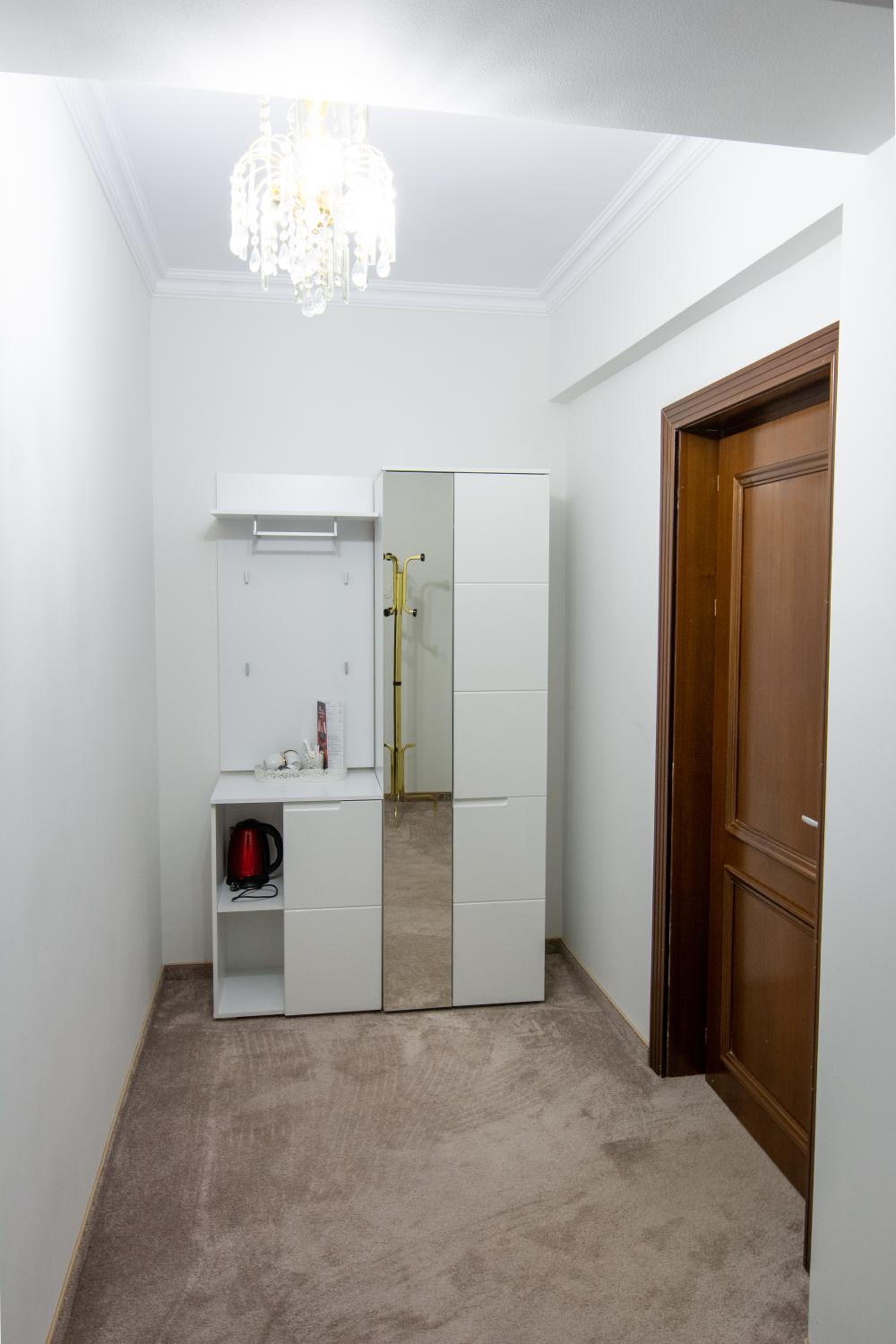 King Room with Balcony - Photo 9