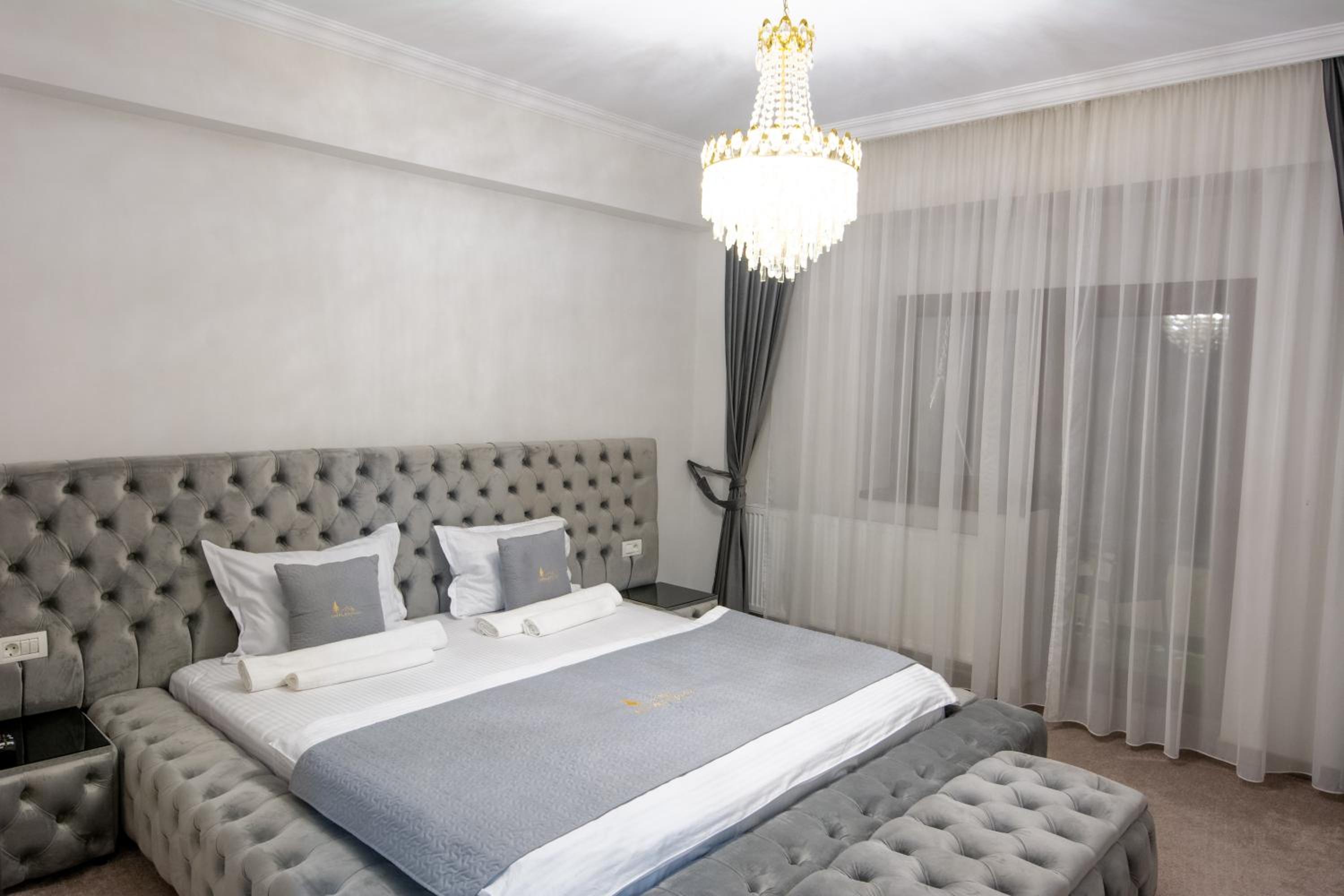 King Room with Balcony - Photo 7