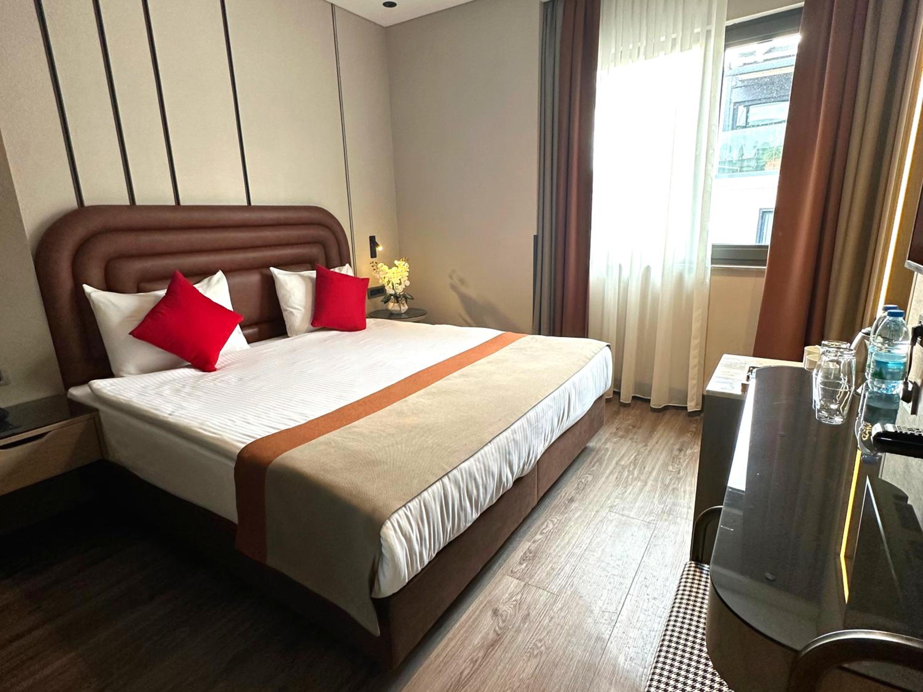 Deluxe King Room photo 2