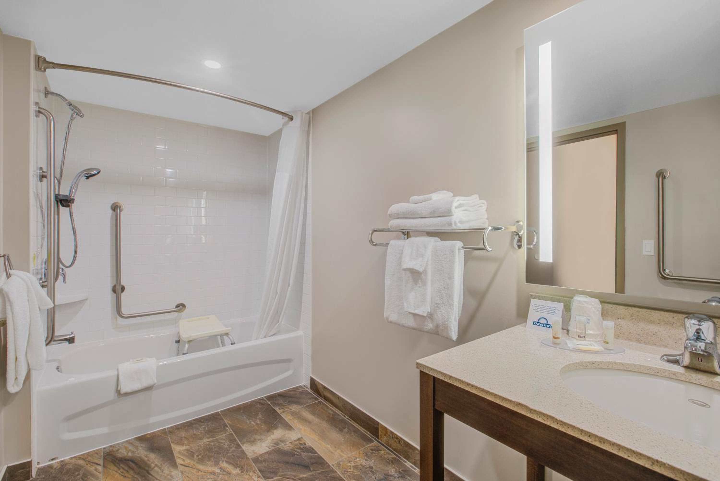 Queen Room - Disability Access/Non-Smoking photo 3