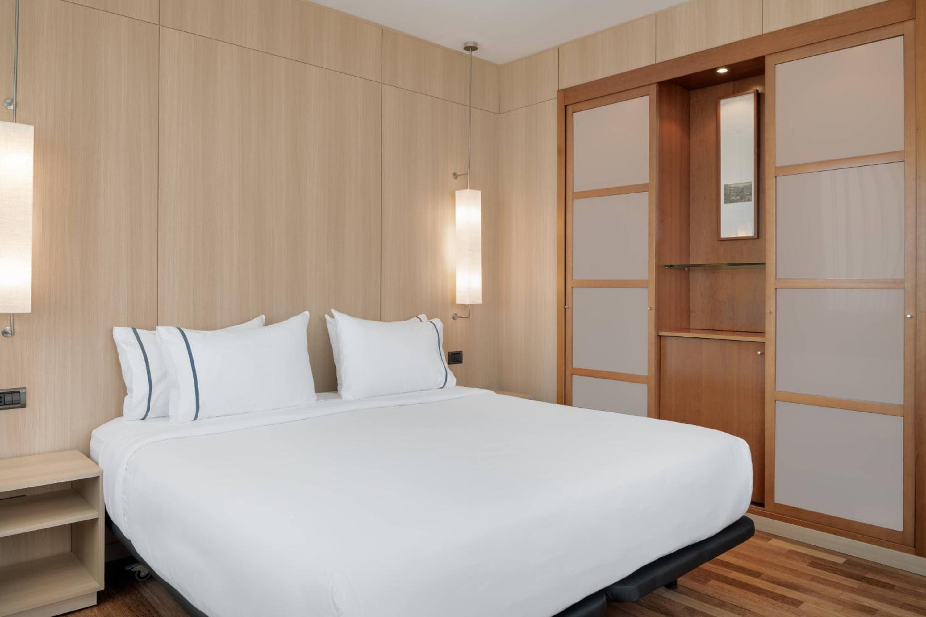 Standard room, Guest room, 1 King thumbnail 5