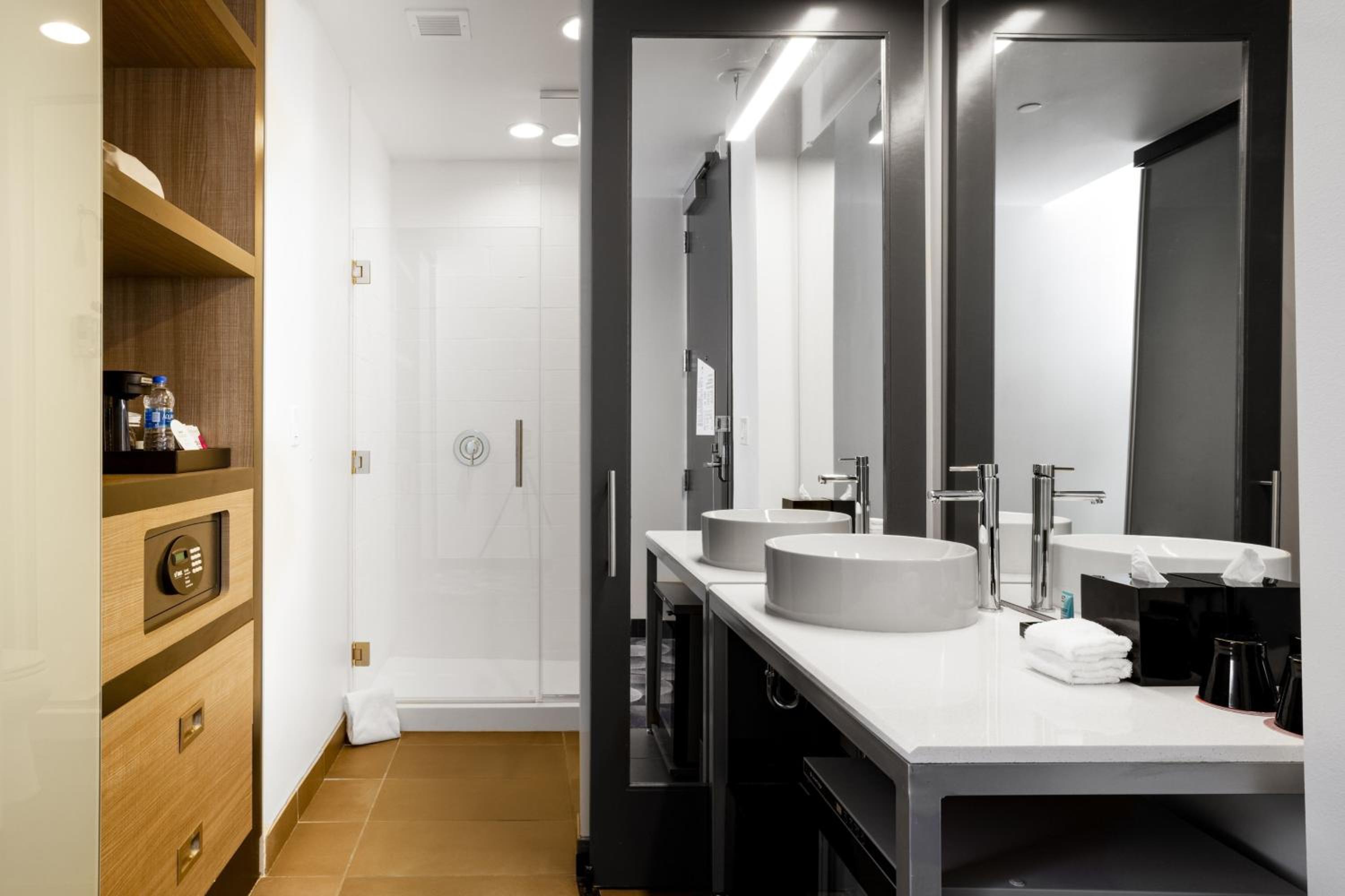 Aloft, Guest room, 1 King - Photo 9
