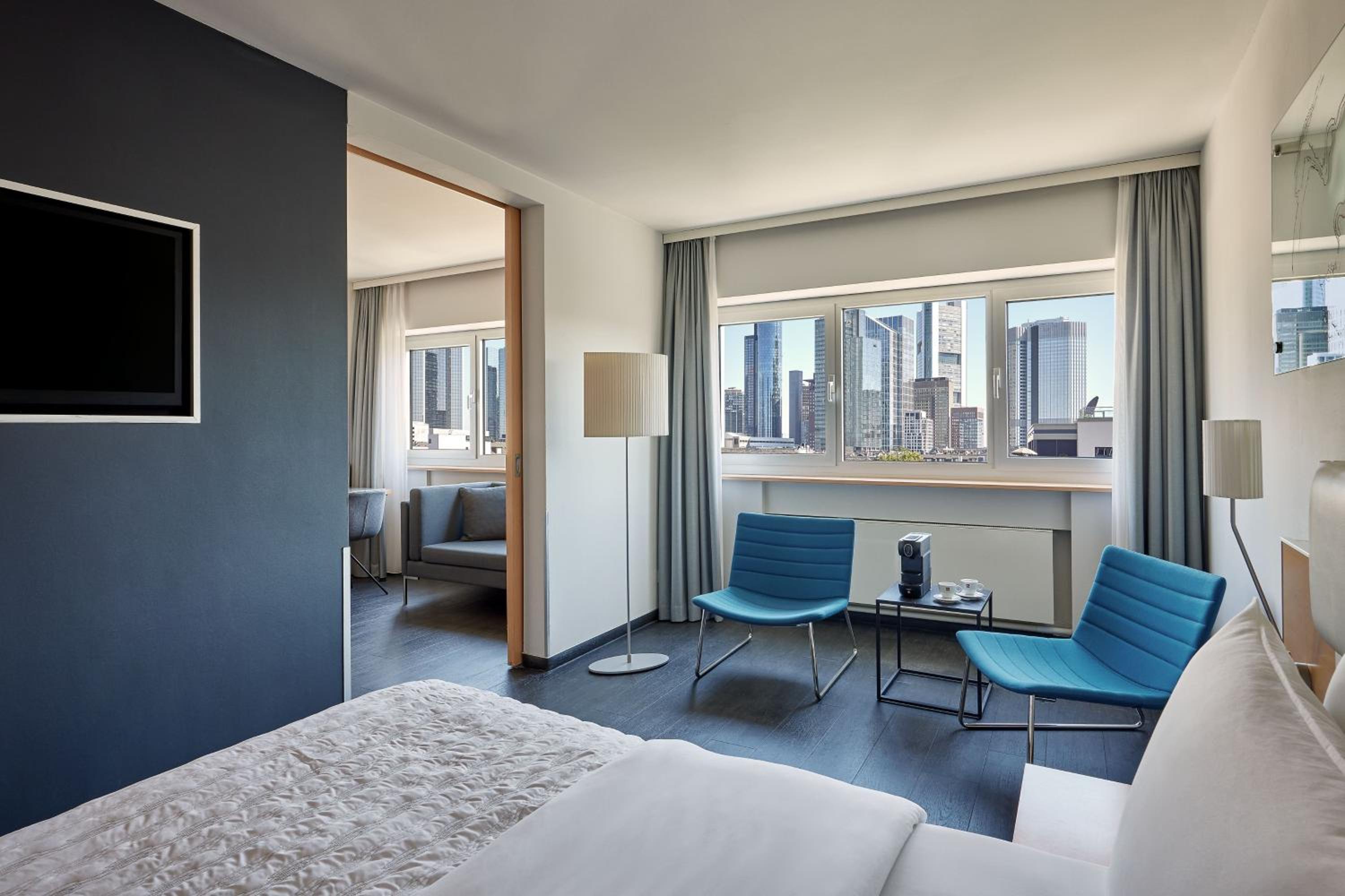 One-Bedroom Junior King Suite thumbnail 5