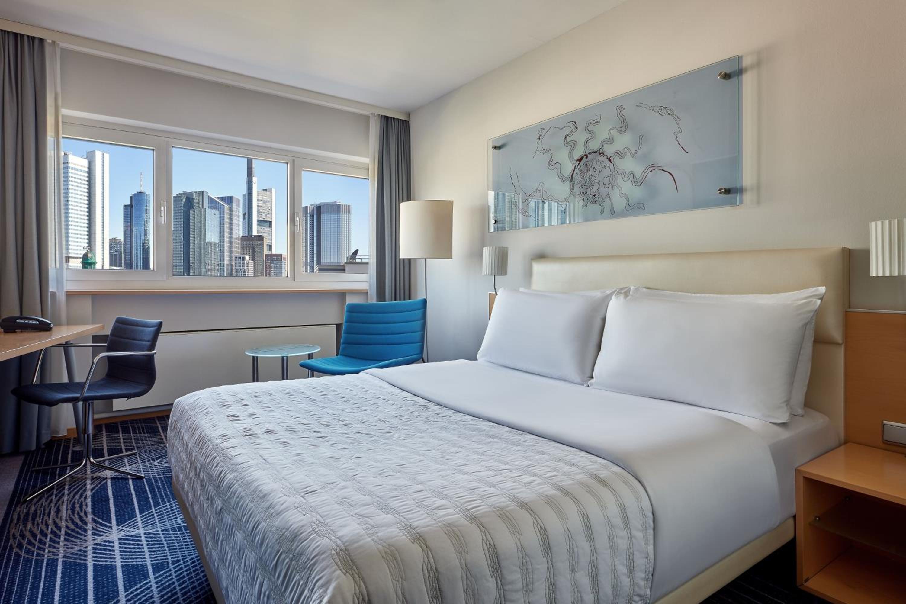 Superior Queen Room with Skyline View
