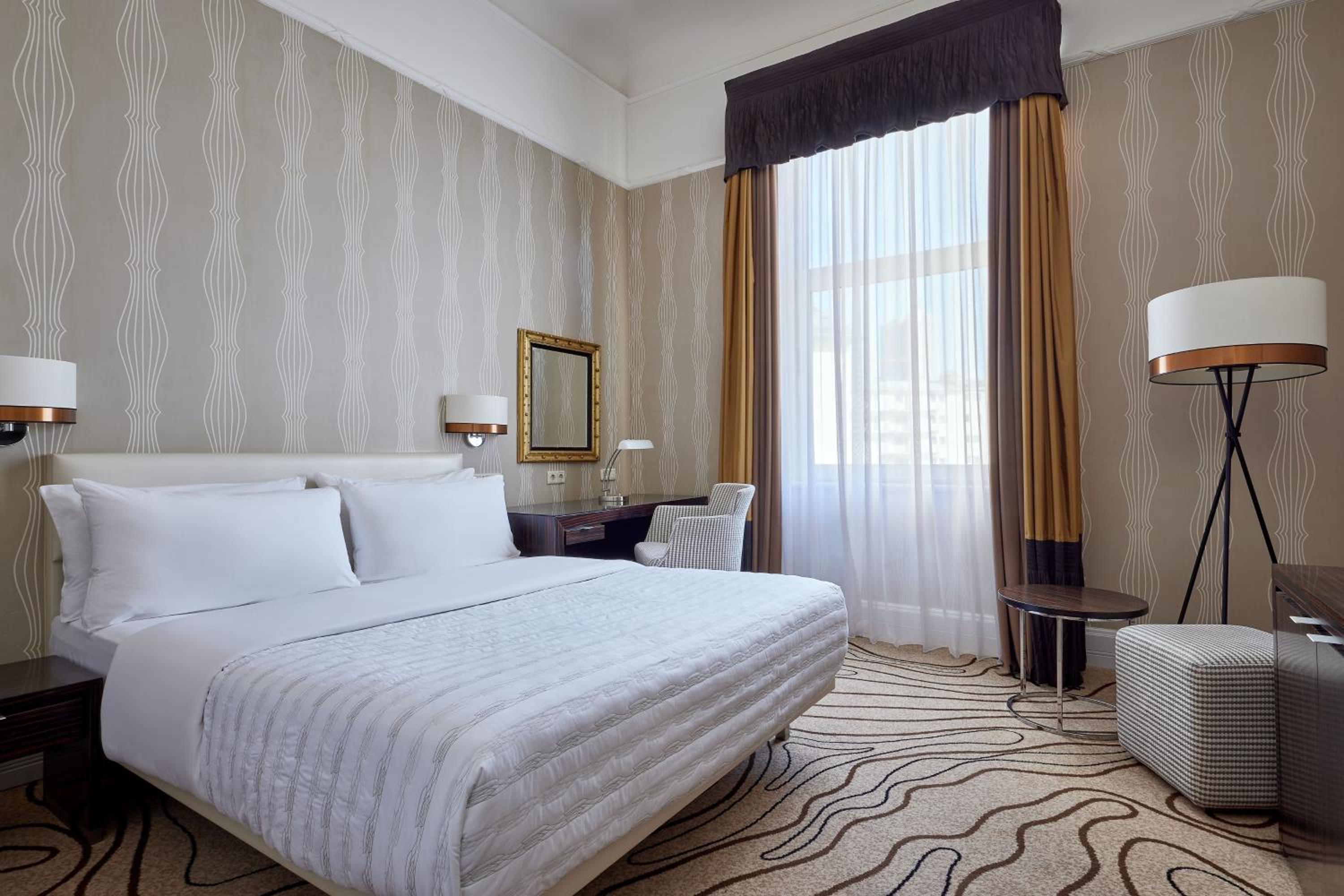 Queen Room Chic Palais