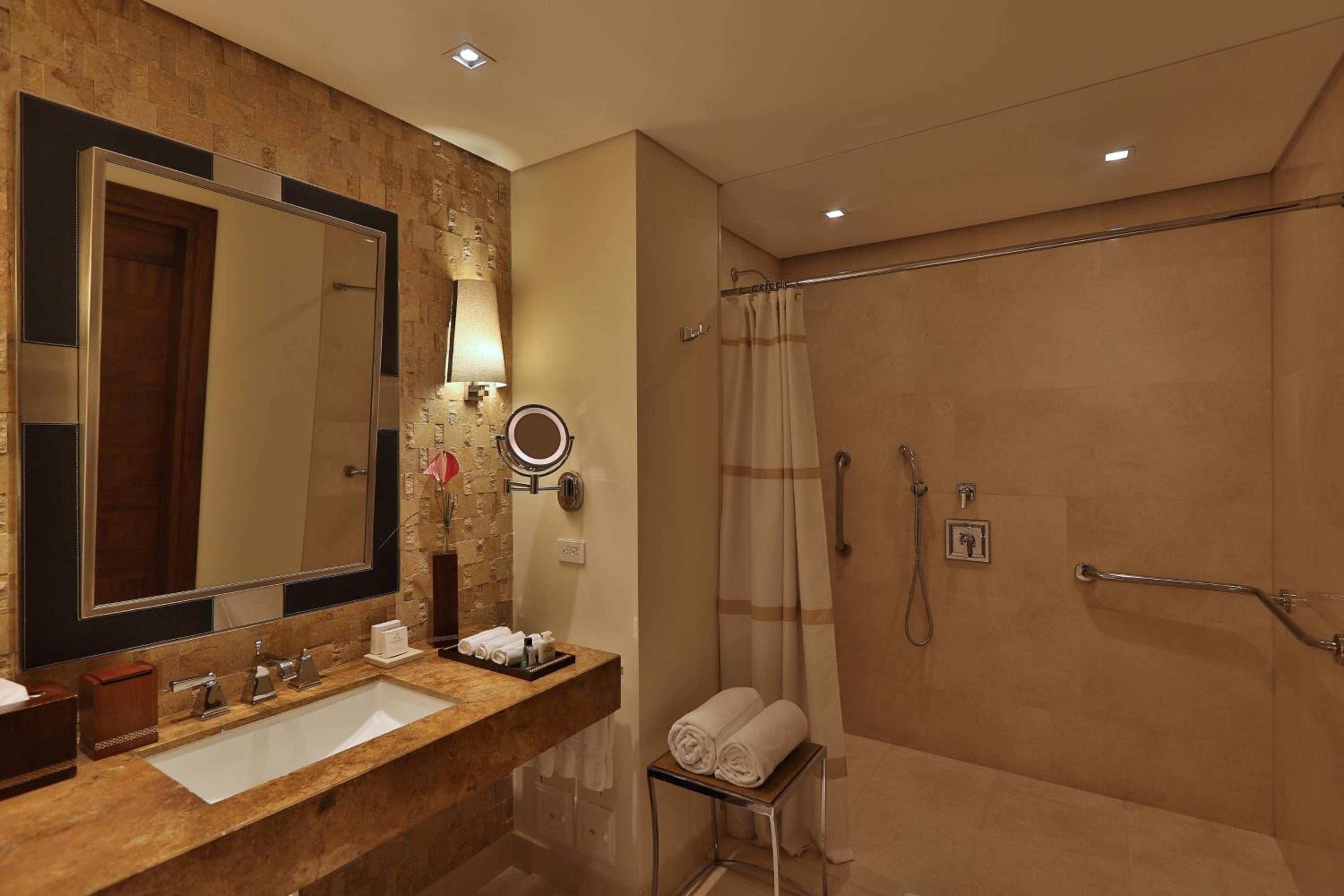 Deluxe King Room - Photo 6
