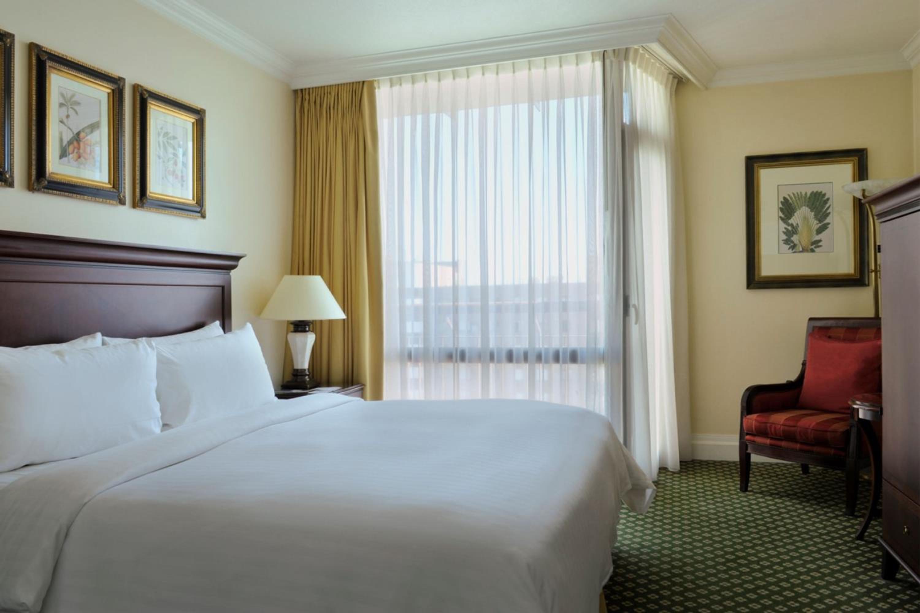 Executive Suite, Club lounge access, 1 Bedroom Executive Suite, 1 King, Balcony - Photo 6