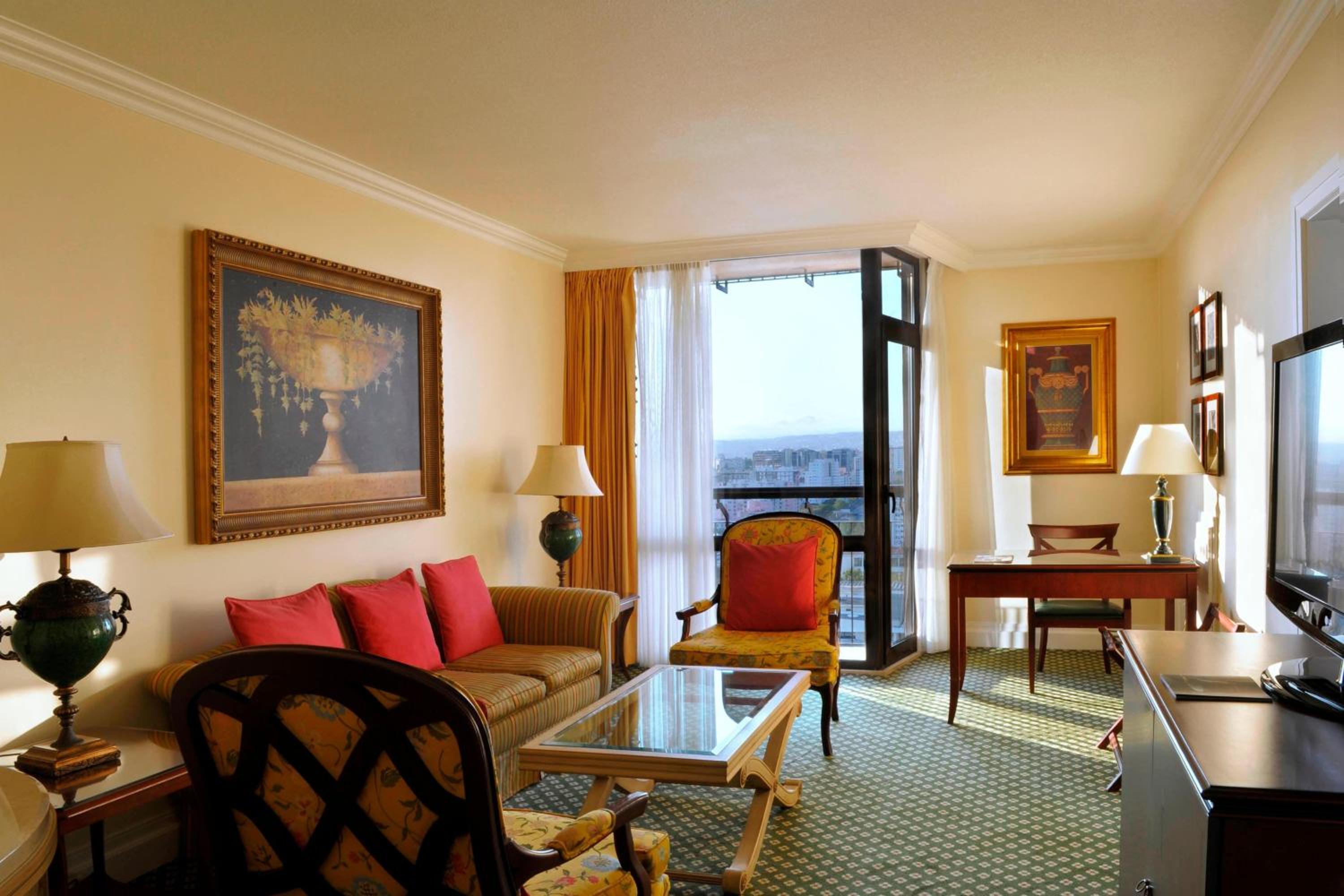 Executive Suite, Club lounge access, 1 Bedroom Executive Suite, 1 King, Balcony - Photo 1