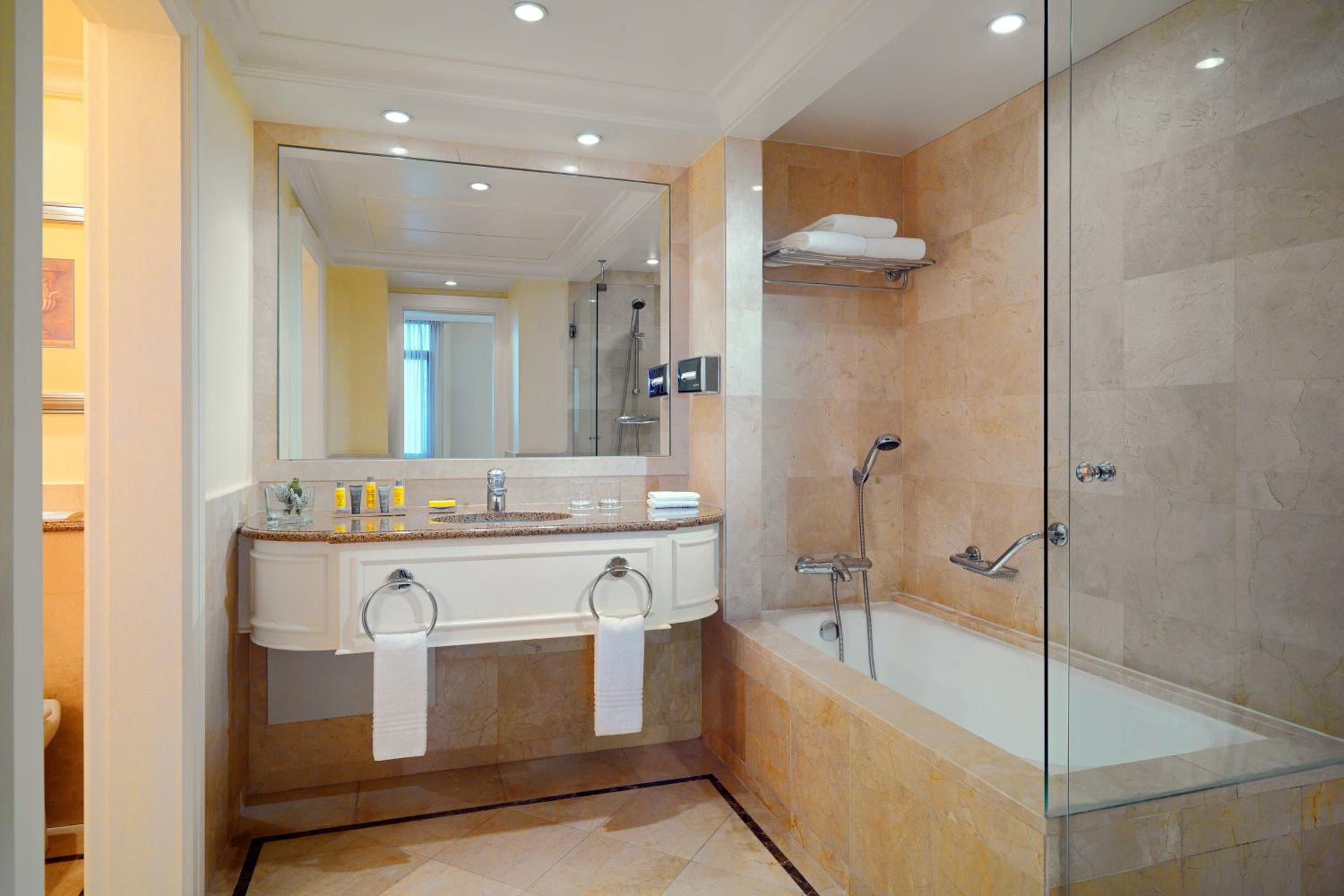 Executive Suite, Club lounge access, 1 Bedroom Executive Suite, 1 King, Balcony - Photo 3