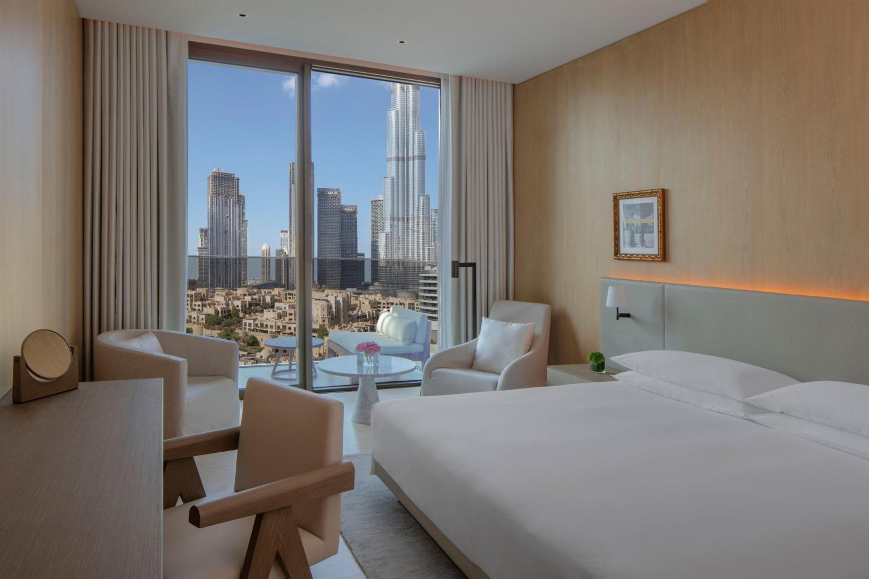 Deluxe King Room With Balcony And Burj Khalifa View