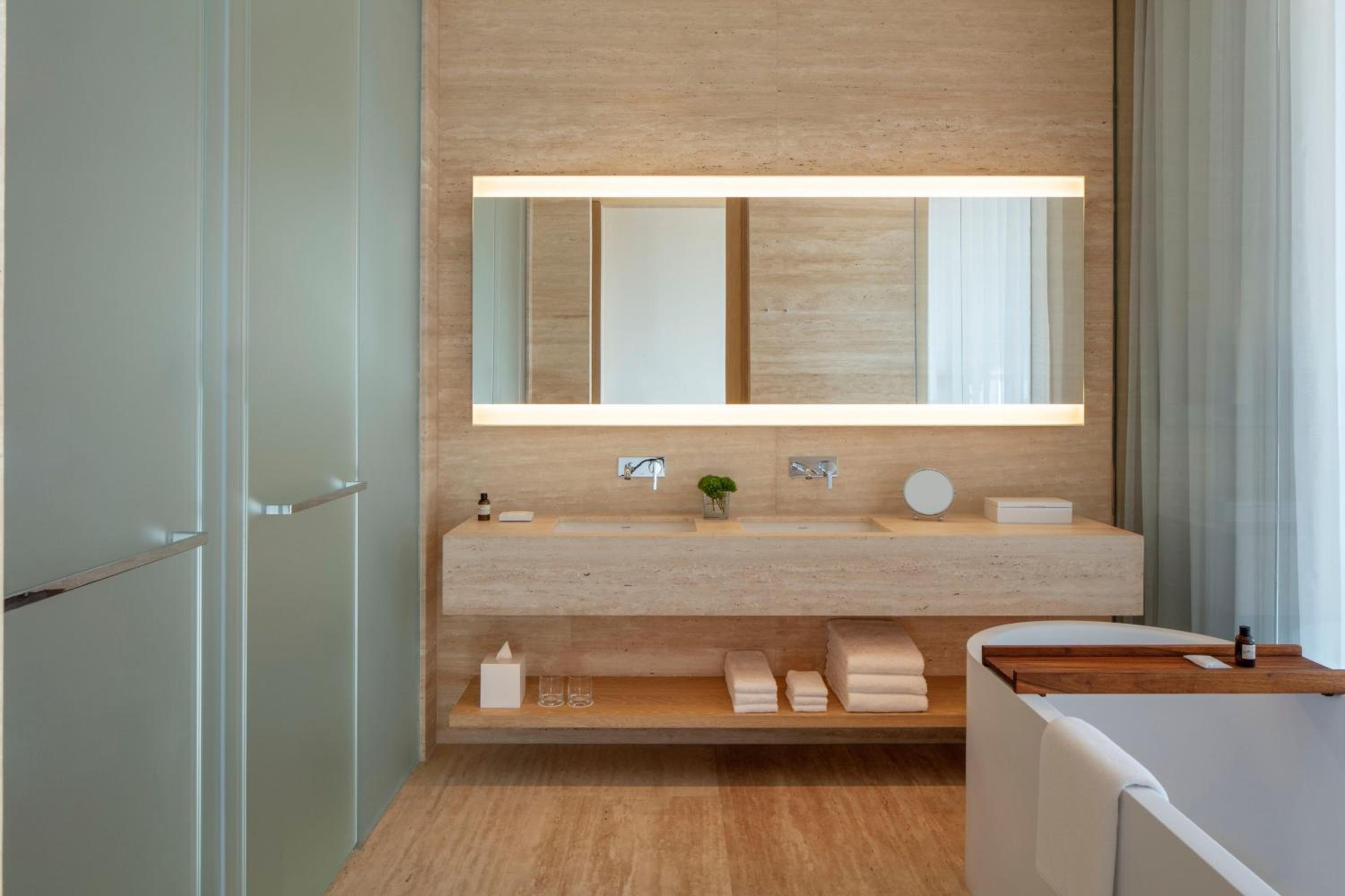 One-Bedroom Deluxe King Suite With Balcony And Burj Khalifa View thumbnail 6