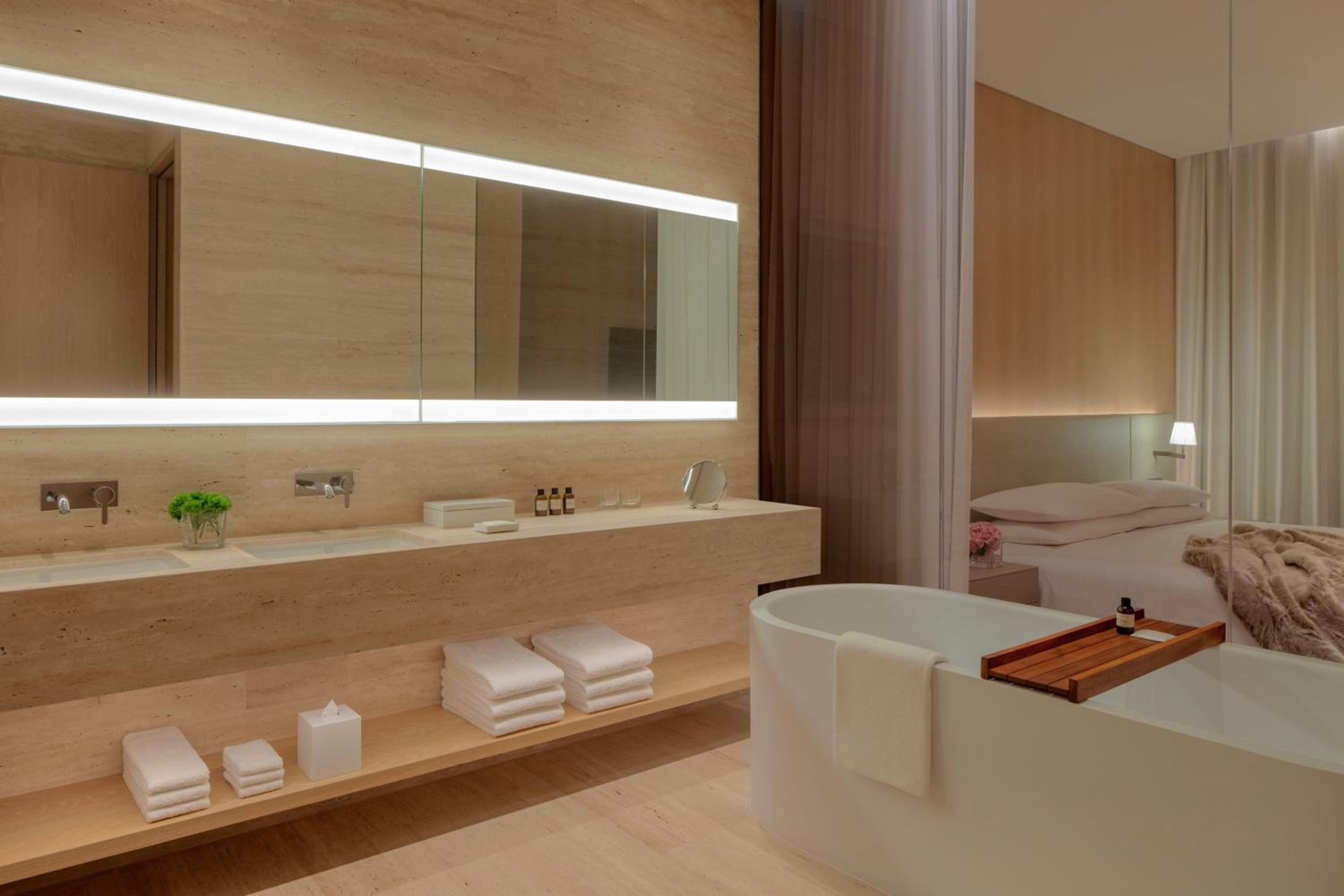 One-Bedroom Deluxe King Suite With Balcony And Burj Khalifa View