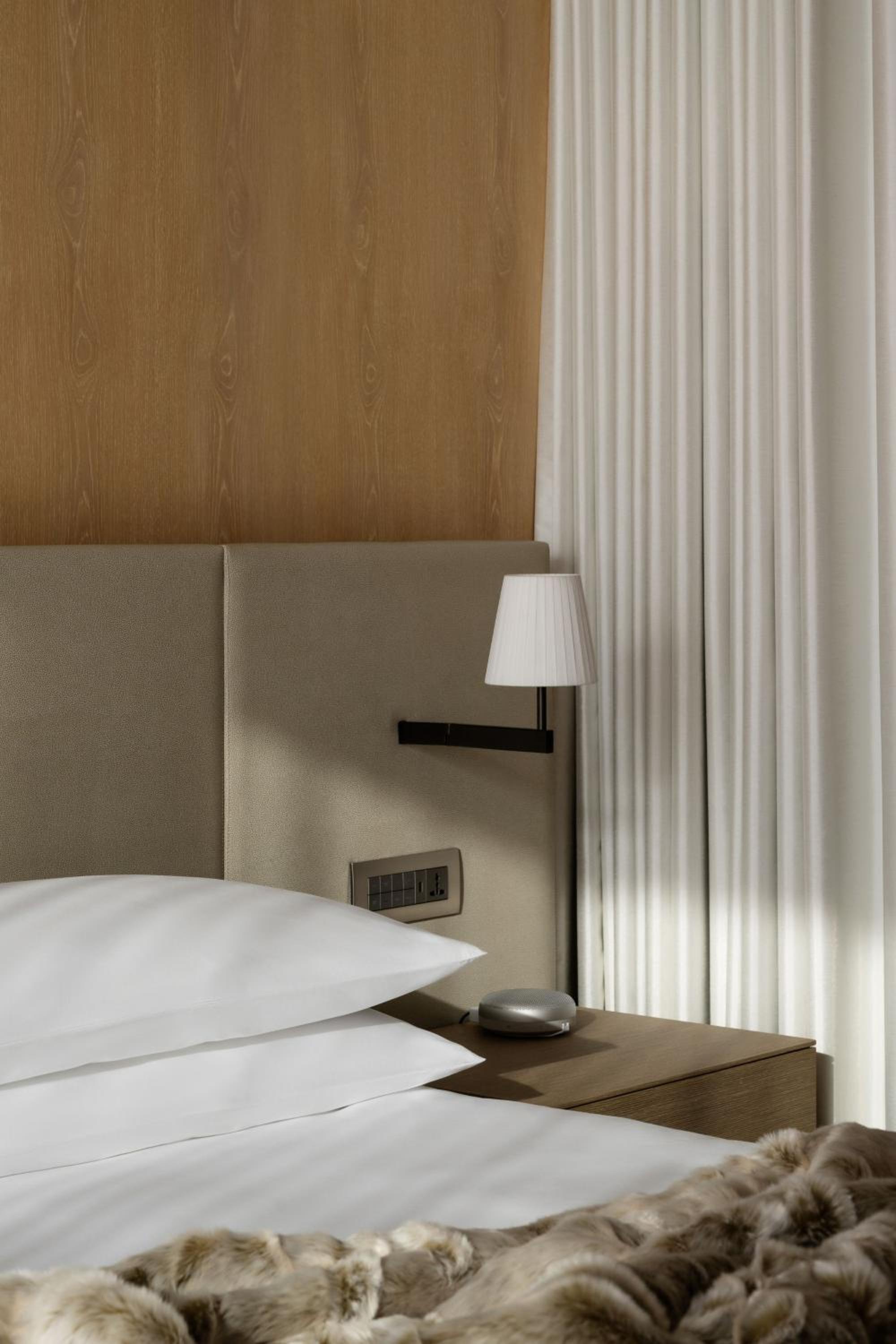 Deluxe King Room With Balcony And Burj Khalifa View