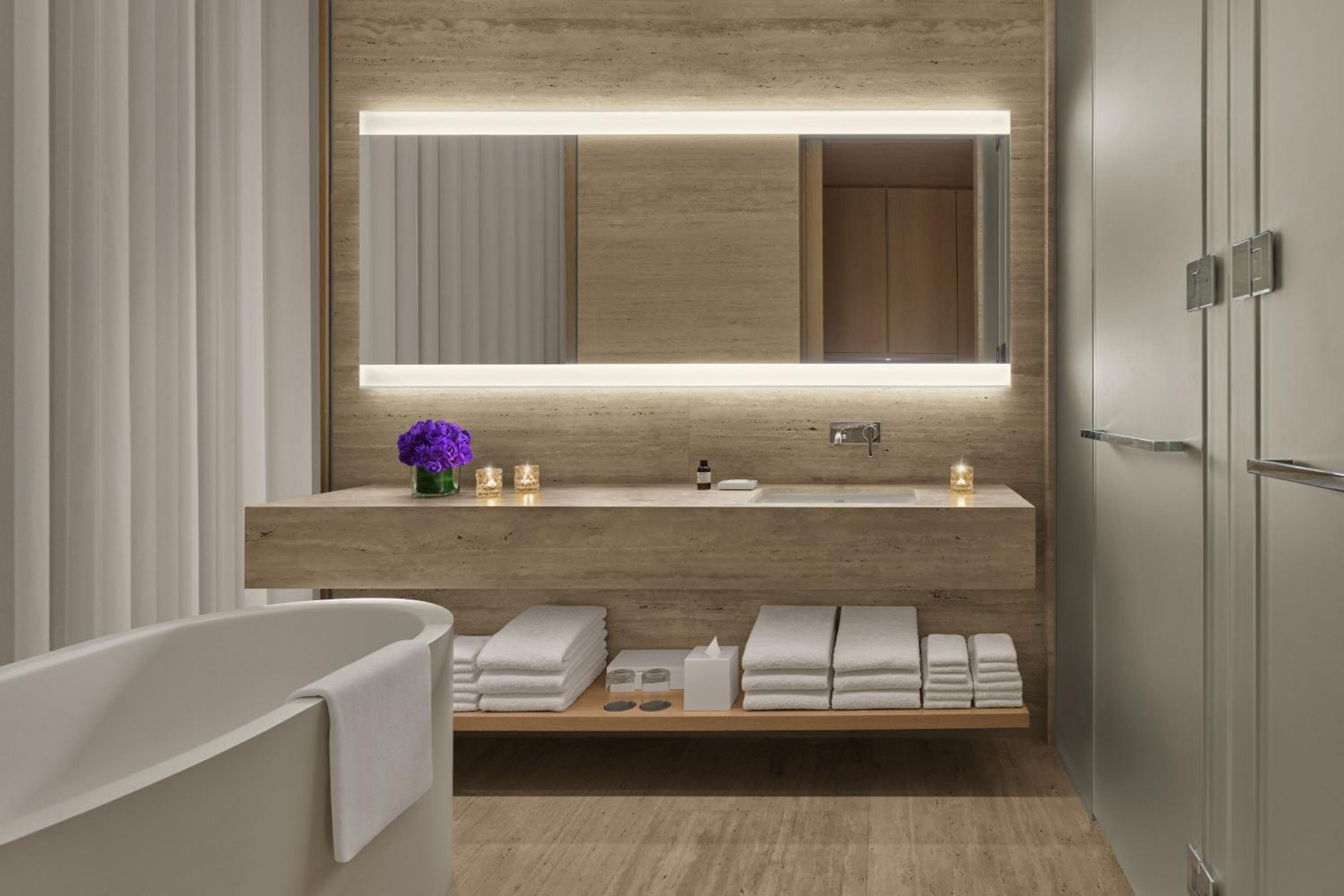 Superior King Room With Balcony - High Floor