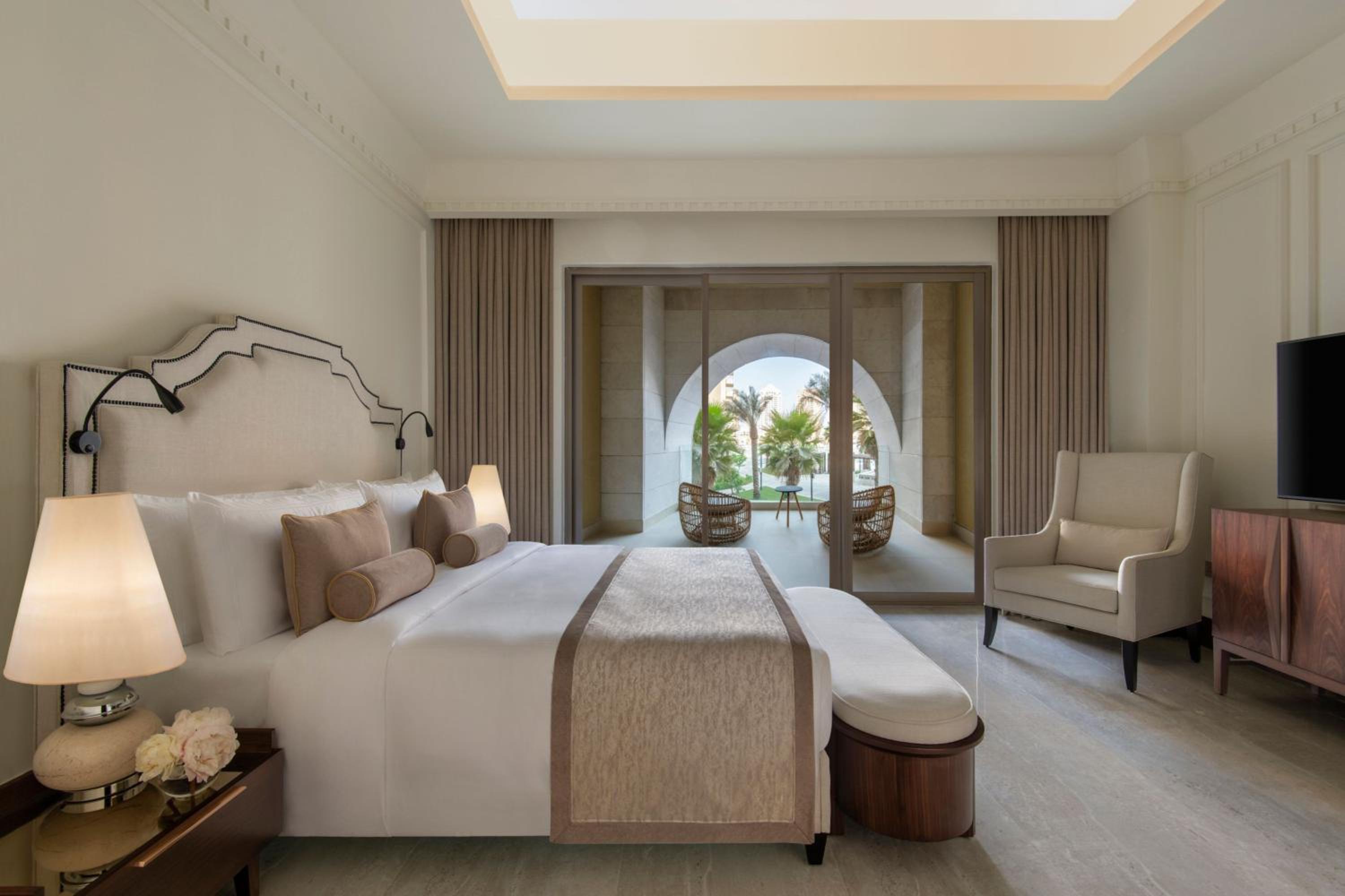 One-Bedroom Poolside Duplex Suite with Patio - Photo 6