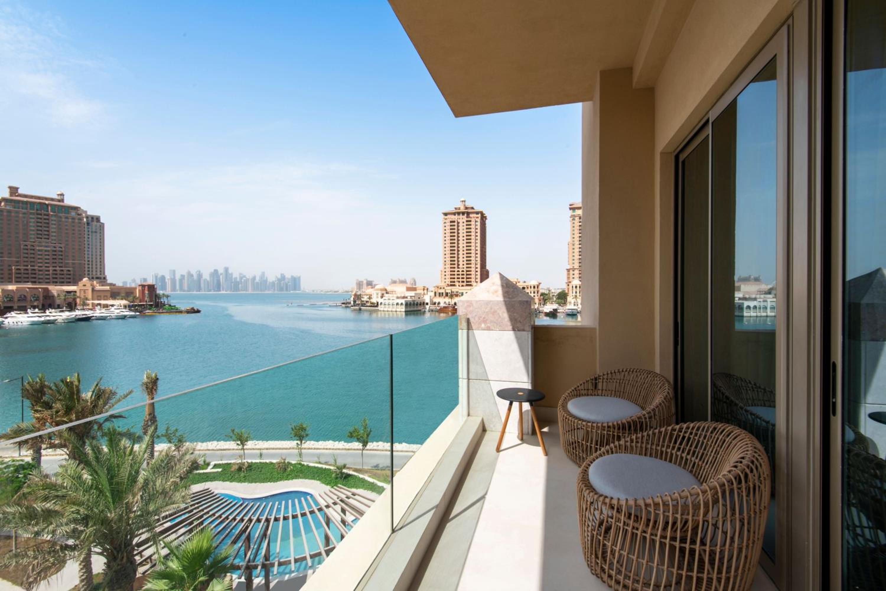 One-Bedroom King Suite with Sea View and Balcony - Photo 3