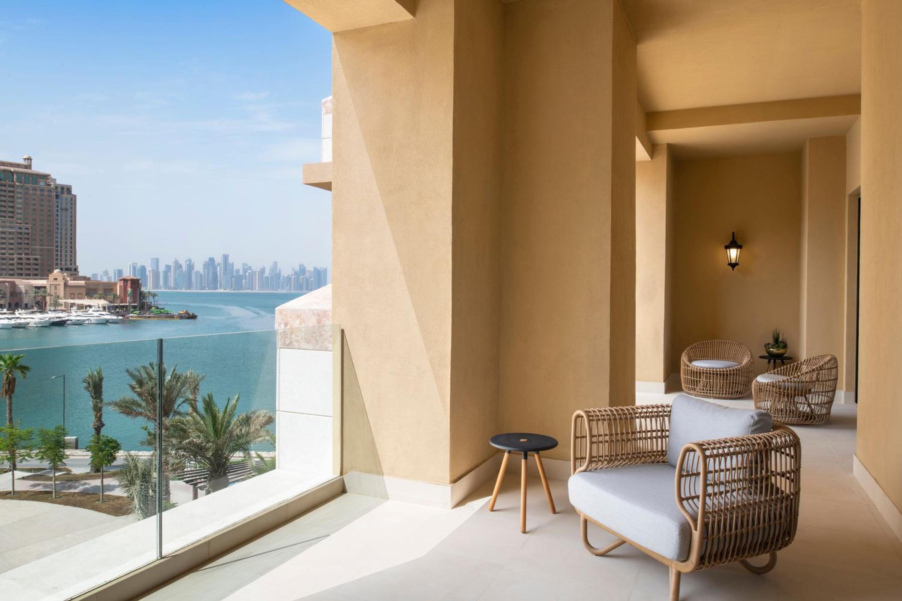 One-Bedroom King Suite with Sea View and Balcony - Photo 2