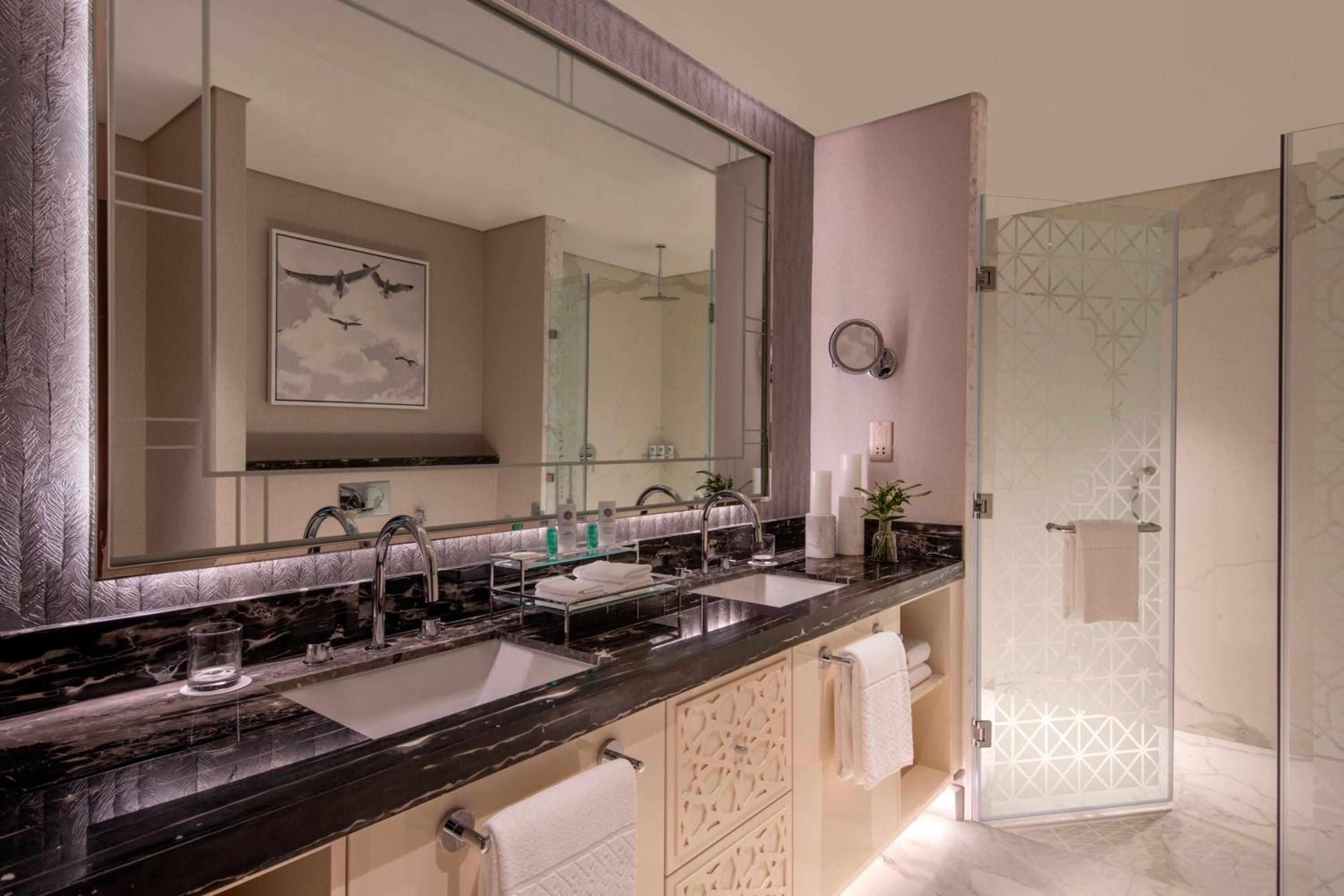 One-Bedroom King Suite with Sea View and Balcony - Photo 5