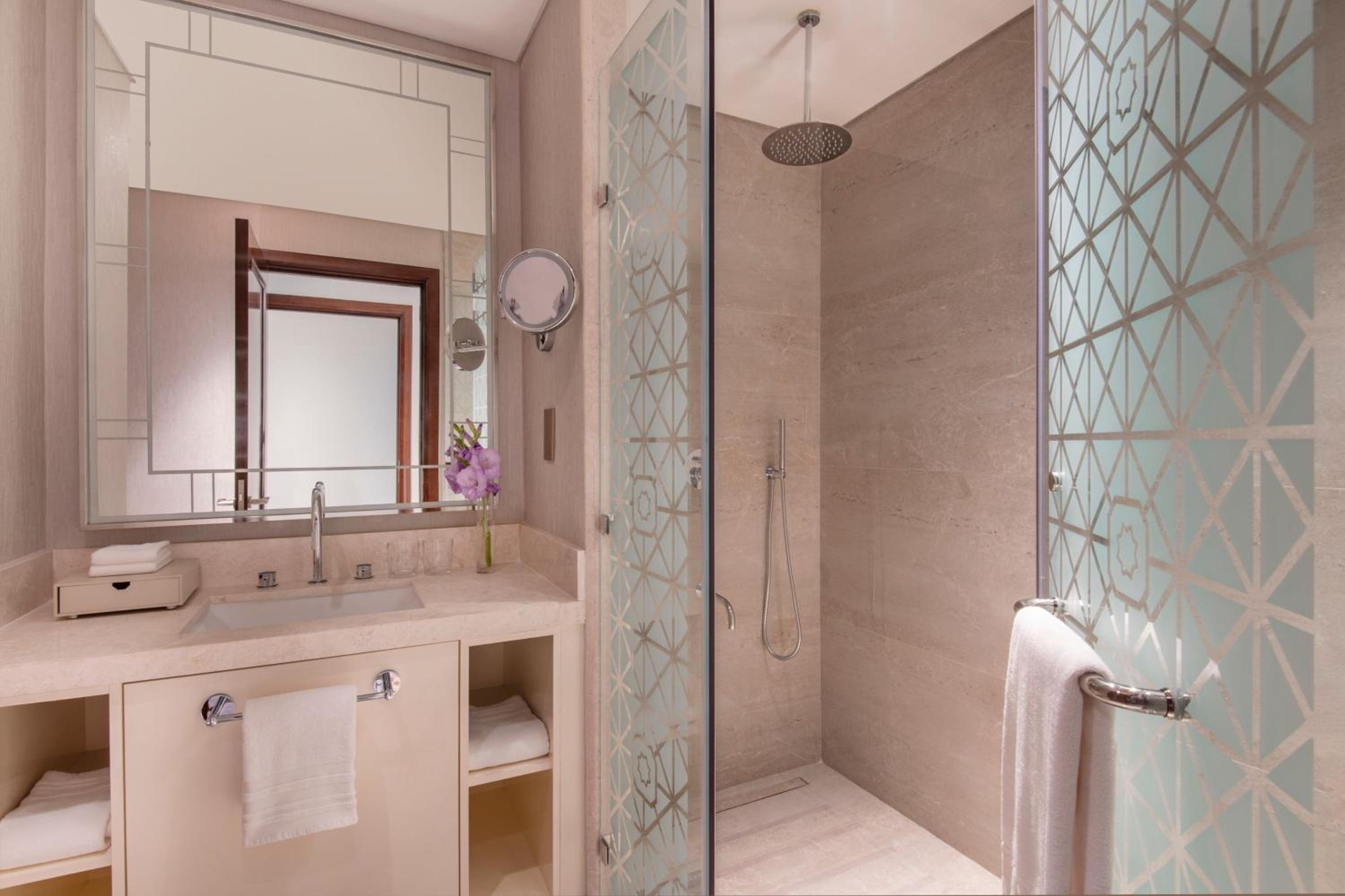 Two-Bedroom Panoramic Suite with Sea View and Balcony - Photo 11