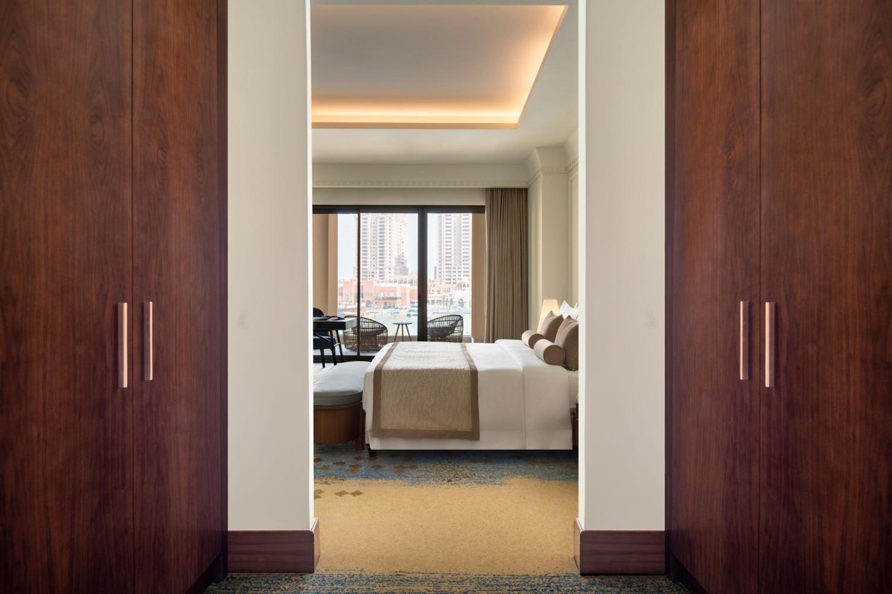 One-Bedroom King Suite with Sea View and Balcony - Photo 4