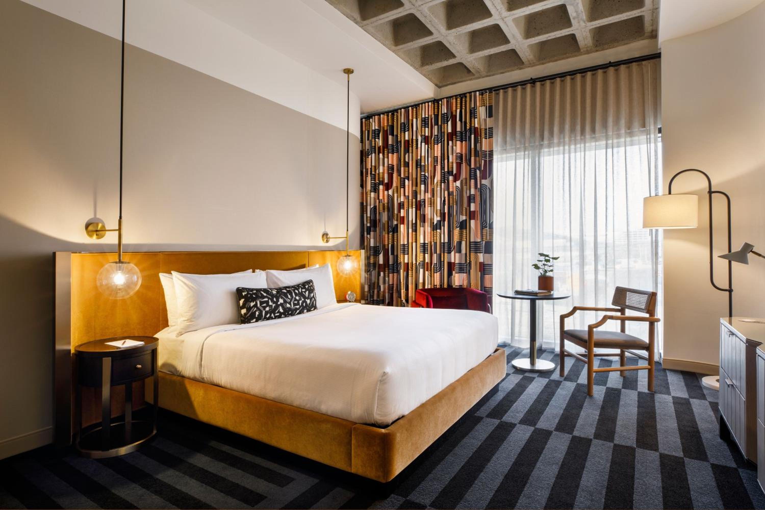 Deluxe King Room with Partial City View photo 1