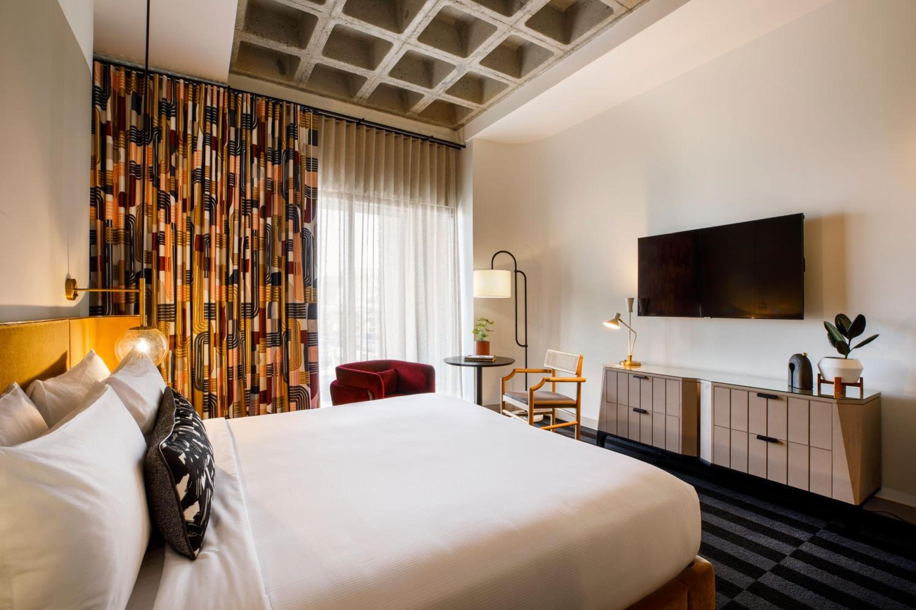 Deluxe King Room with City View photo 3
