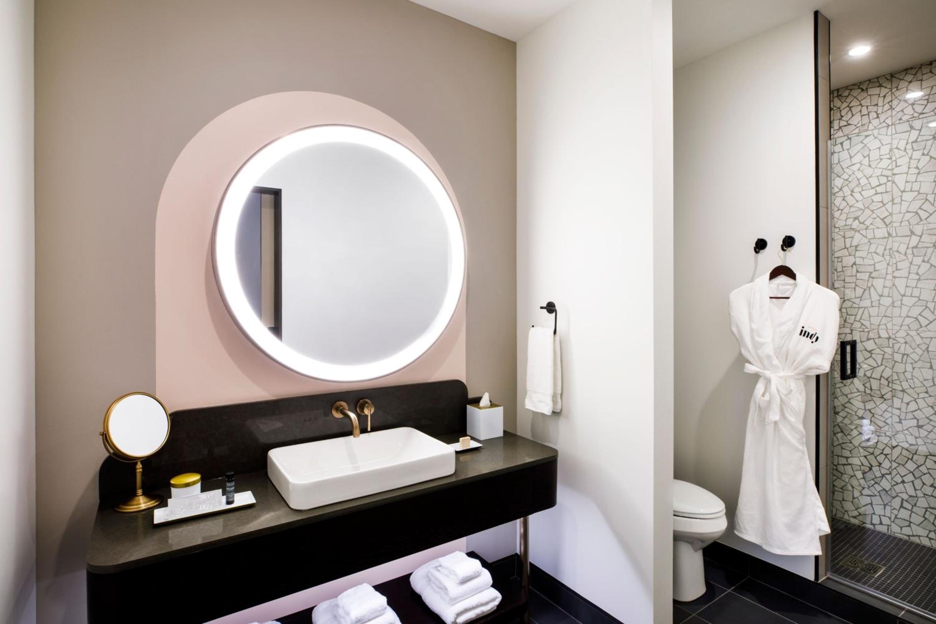 Deluxe King Room with Partial City View photo 3